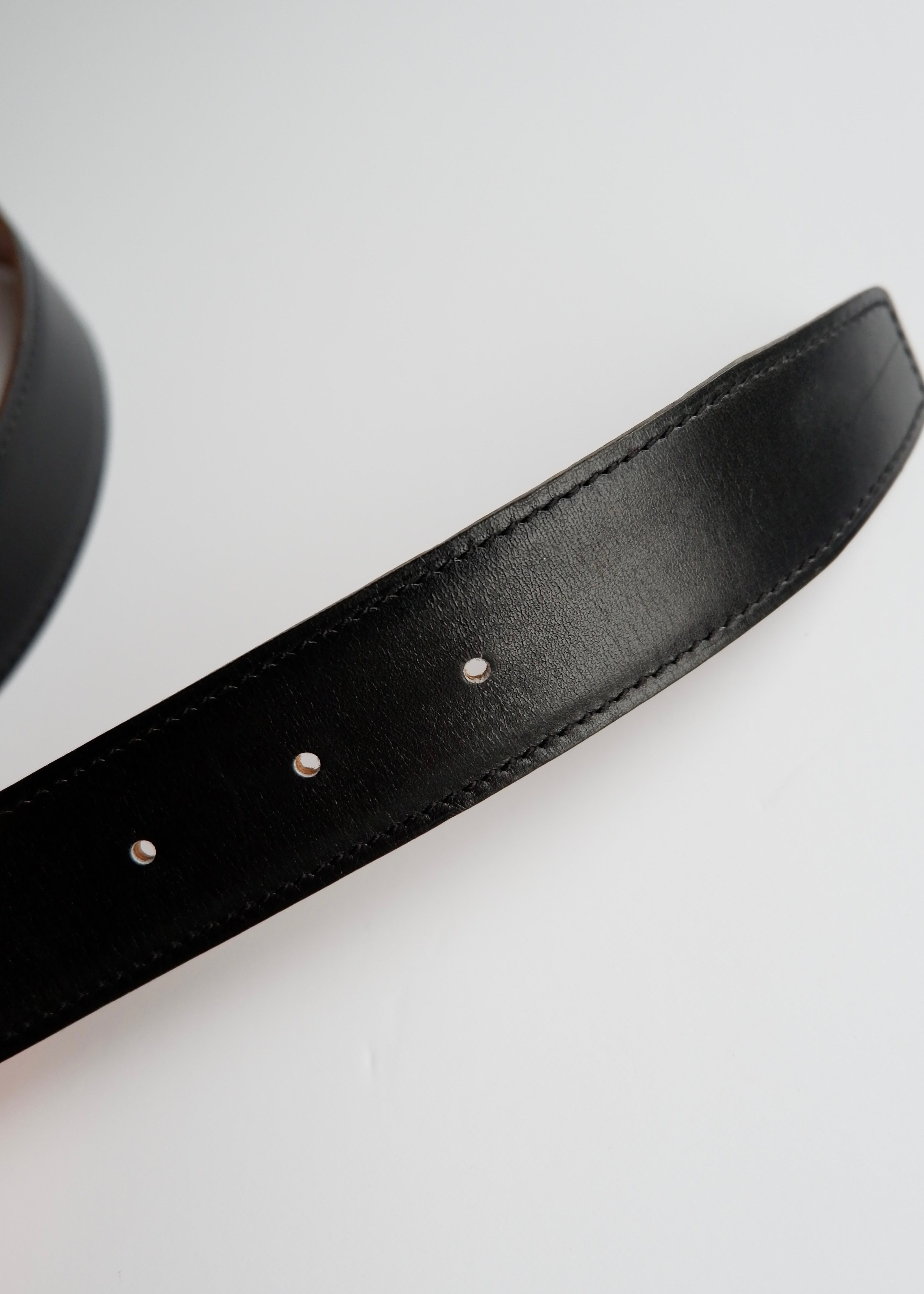Authentique ceinture Hermes Constance H réversible en cuir noir/marron d'occasion SHW