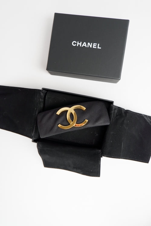 Béret à Cheveux Chanel Noir Satin avec Logo CC Doré Authentique d'Occasion