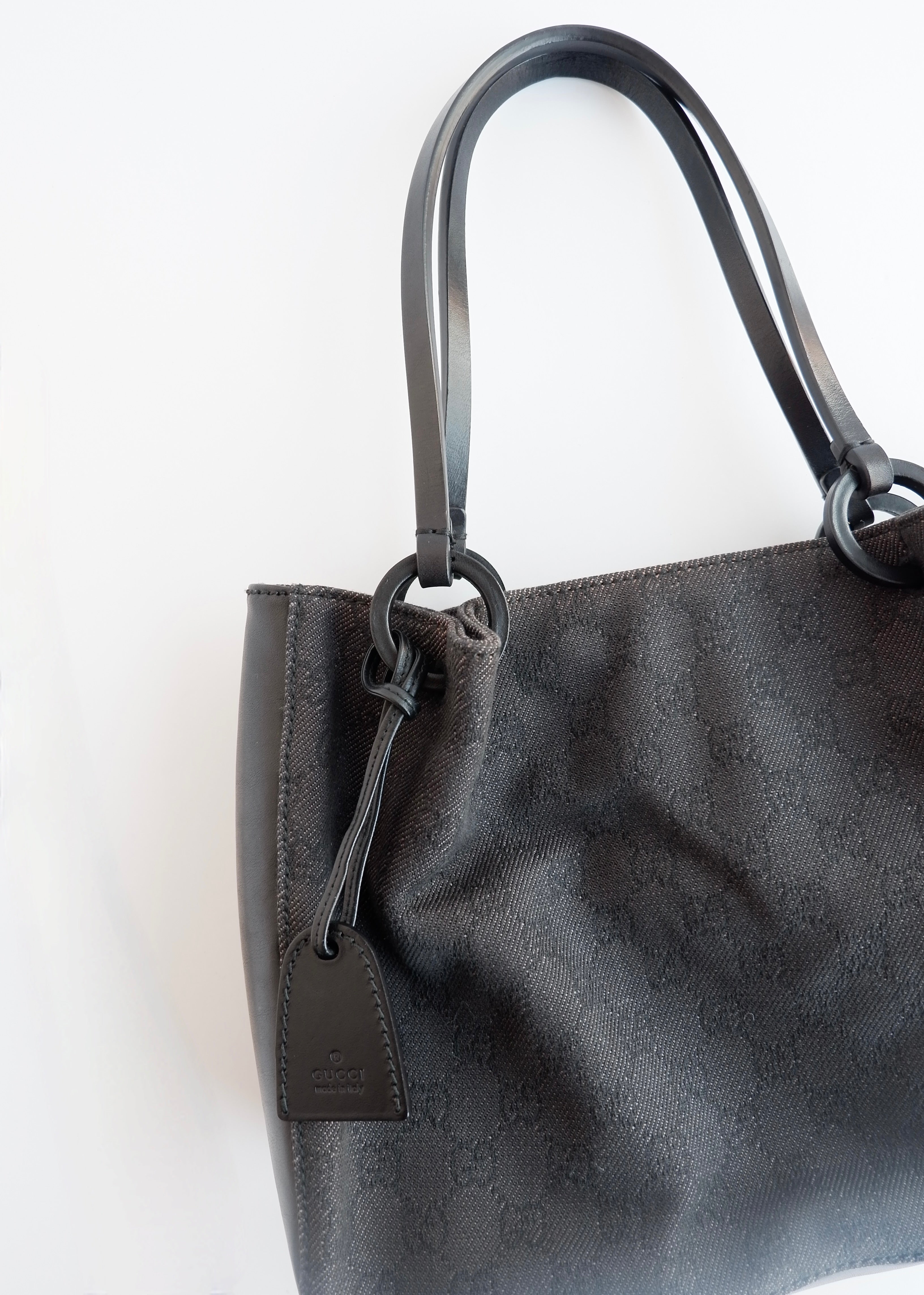 Authentique sac bandoulière Gucci d'occasion en toile GG en jean/cuir noir