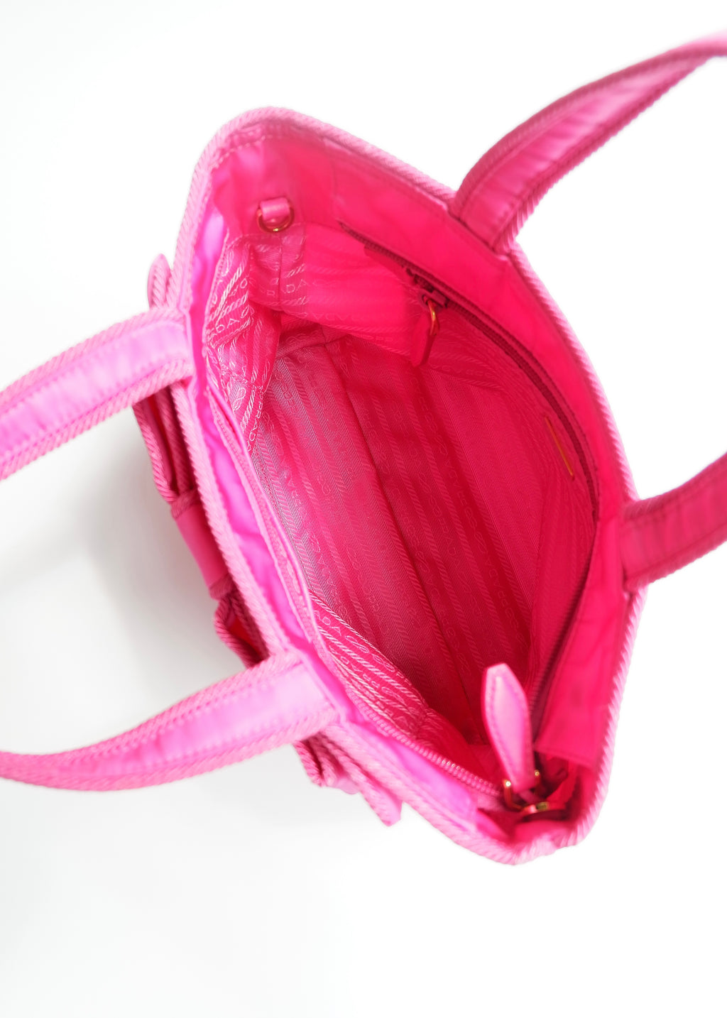 Authentique sac Prada deux façons en nylon rose vif d'occasion