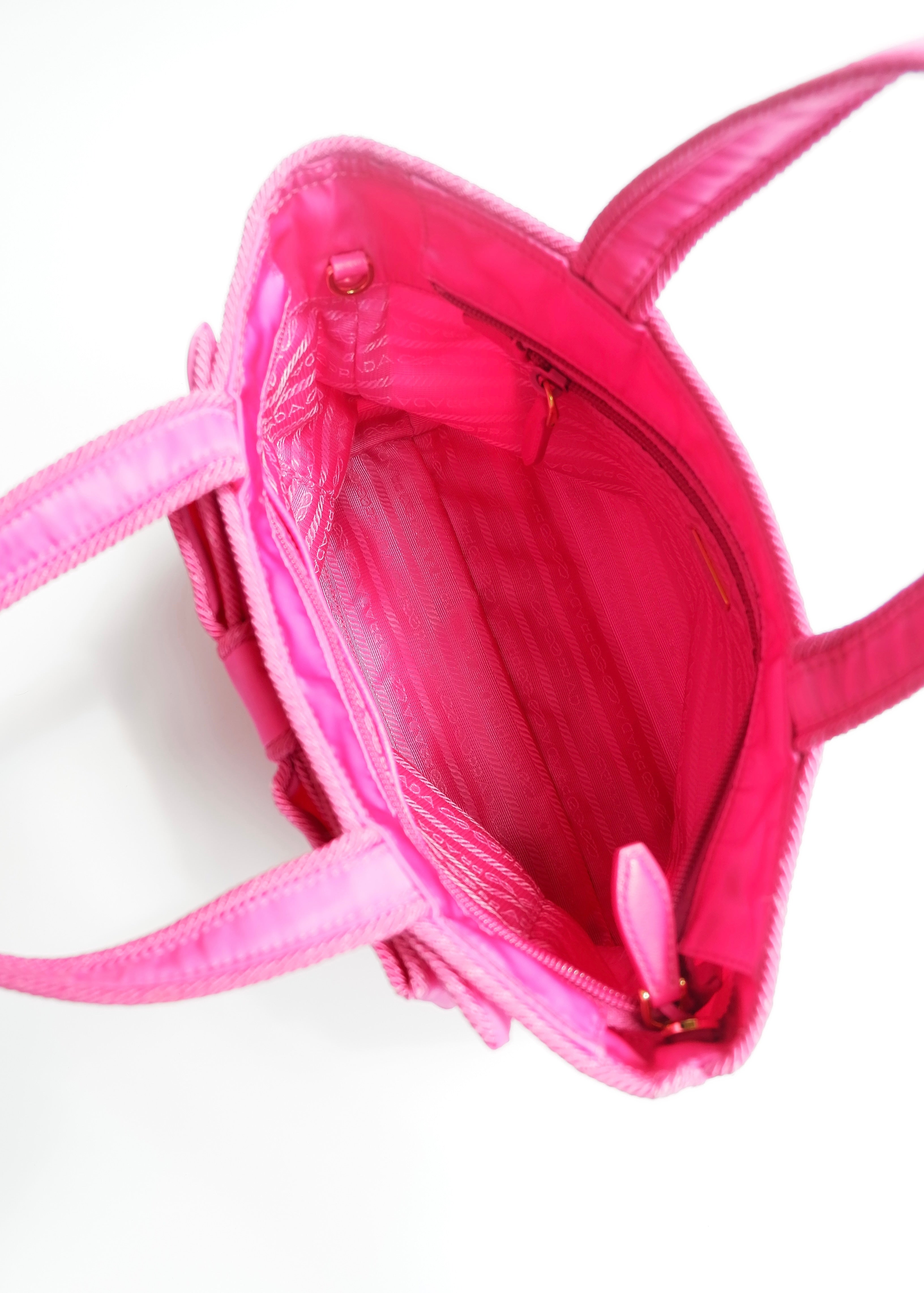 Authentique sac Prada deux façons en nylon rose vif d'occasion