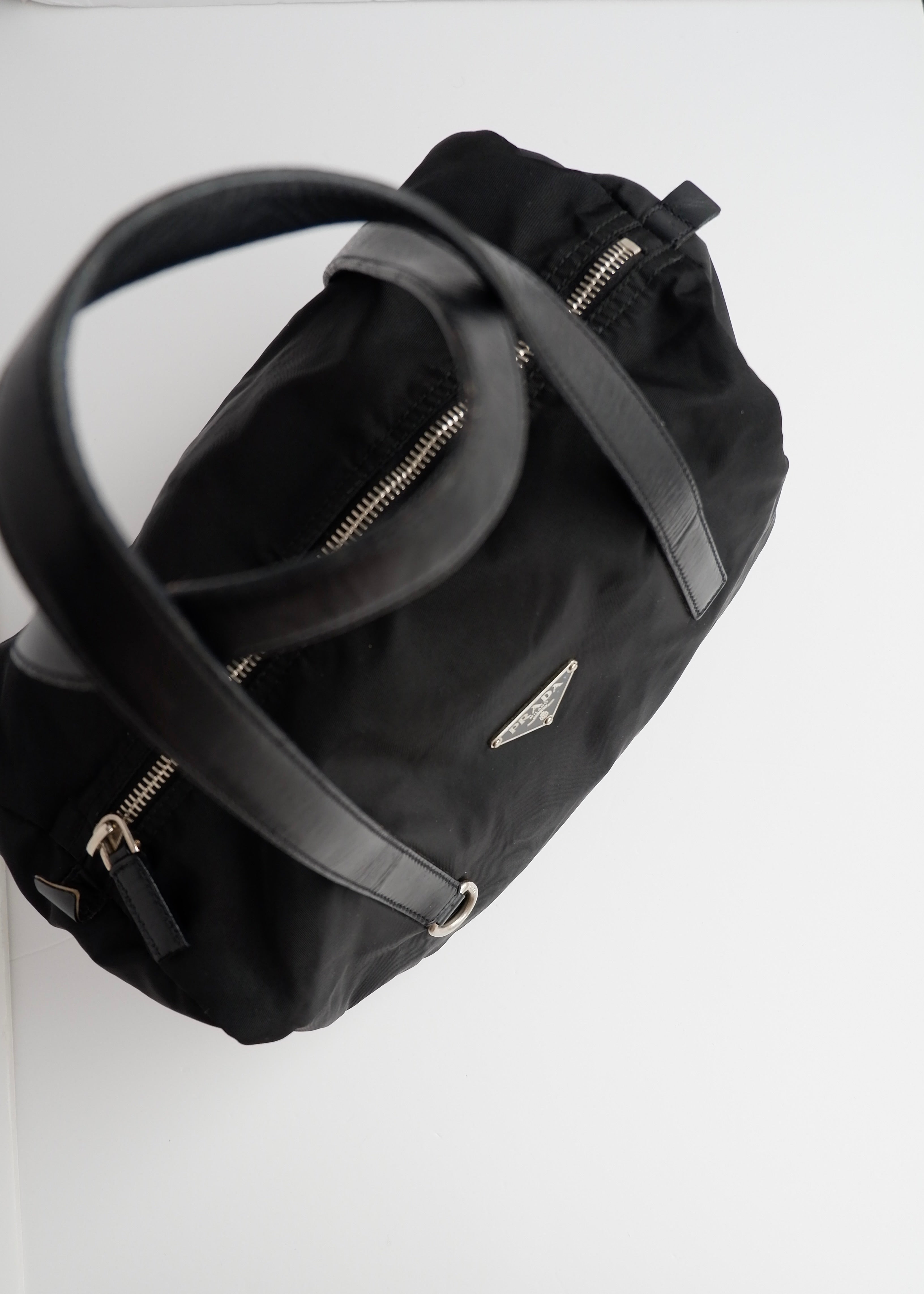 Sac à bandoulière Prada Bowler en nylon noir authentique d'occasion