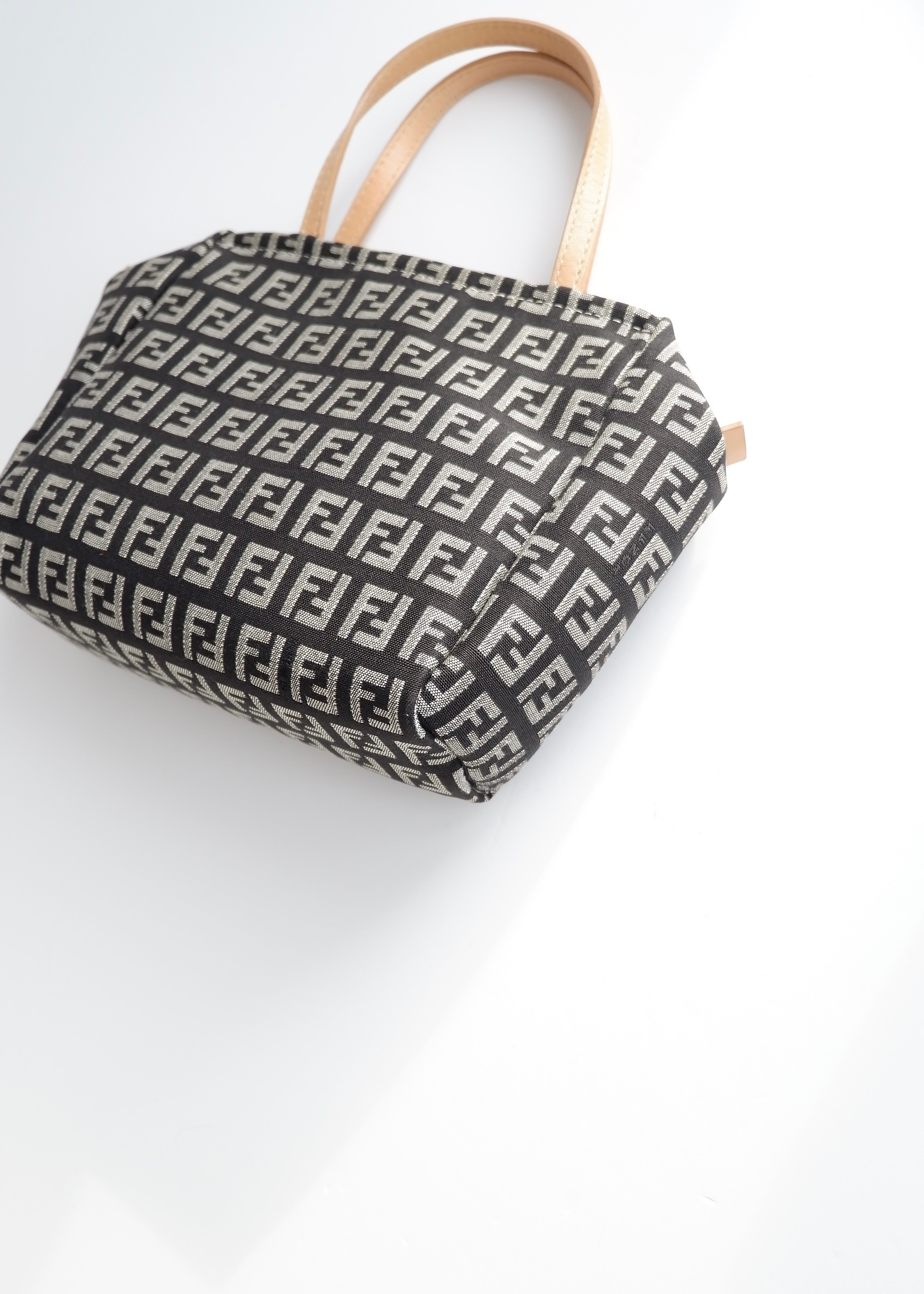Authentique petit sac fourre-tout Fendi Zucchino noir/beige d'occasion