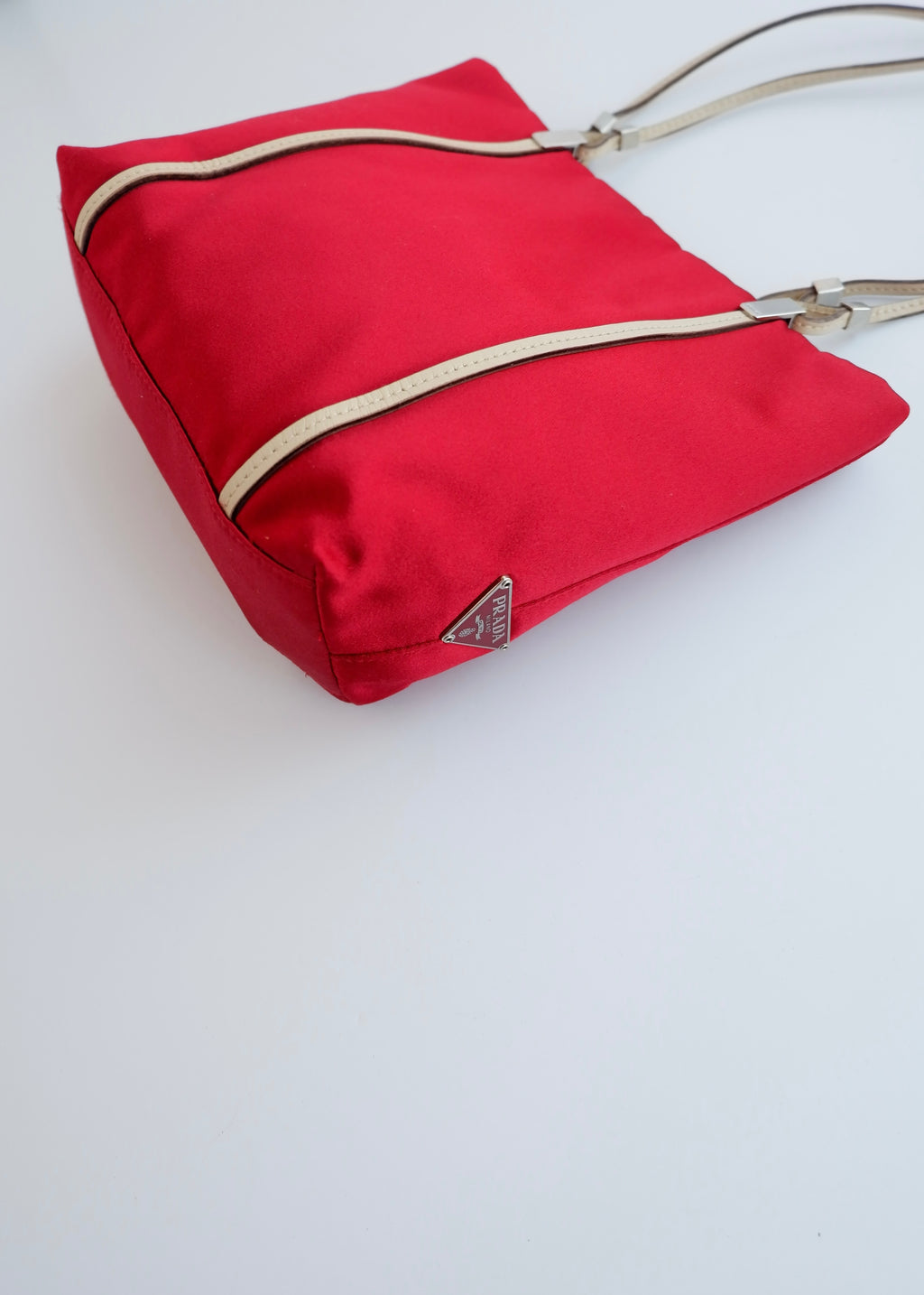 Sac micro cabas Prada authentique d'occasion en satin rouge