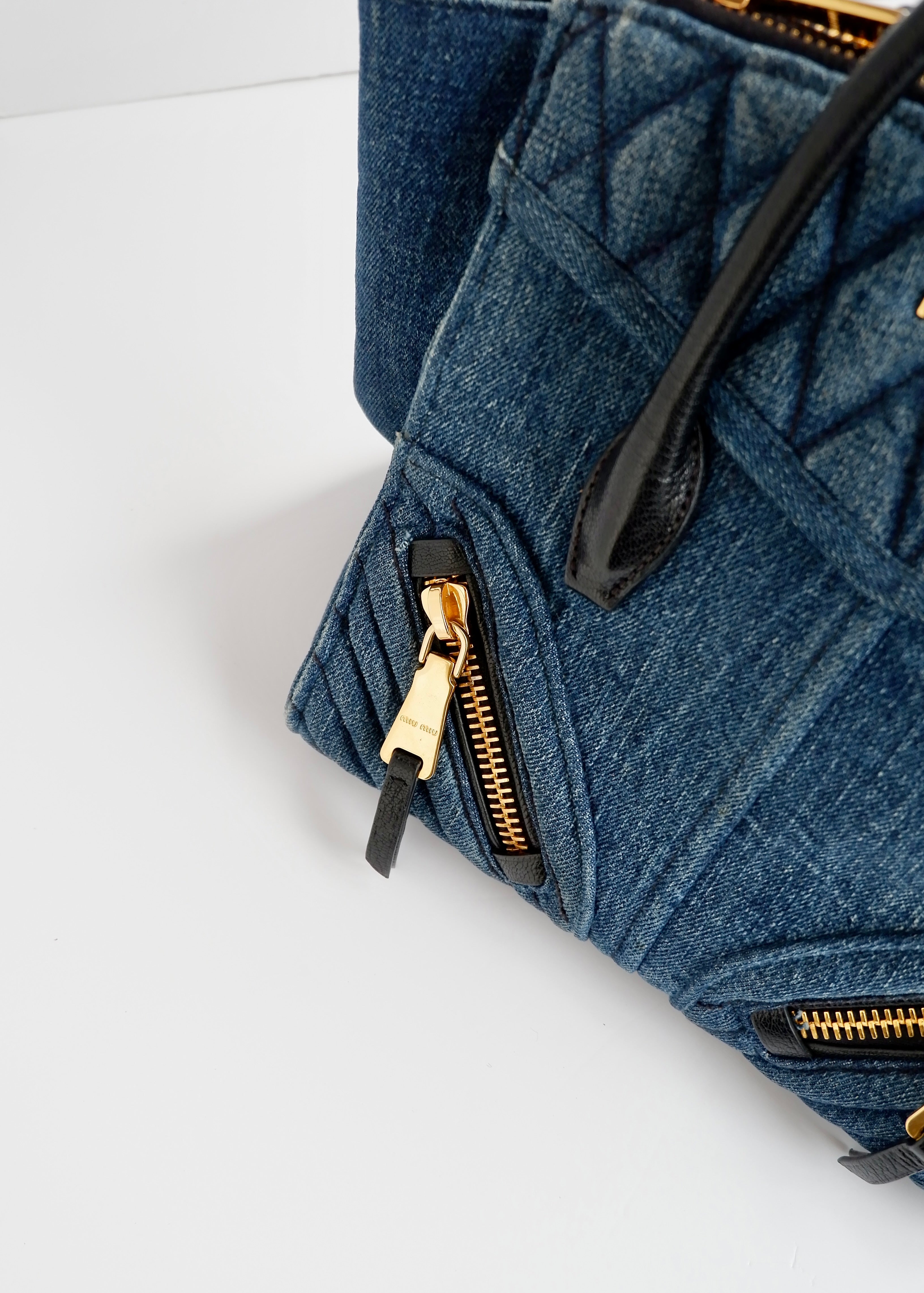 Sac Miu Miu authentique d'occasion en jean à poignée et à deux voies