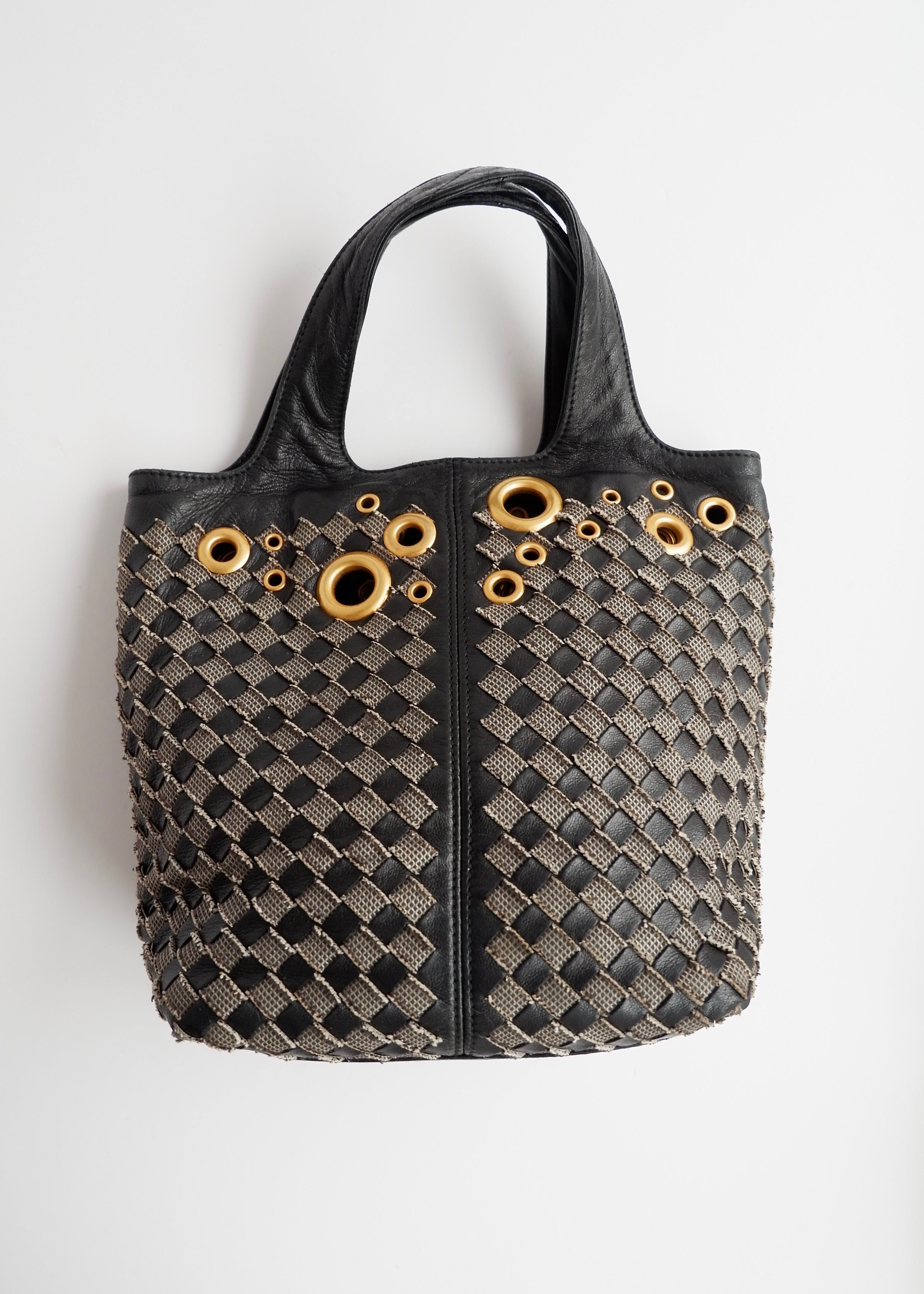 Sac à main Bottega Veneta Intrecciato en cuir noir clouté/riveté doré, authentique et d'occasion.