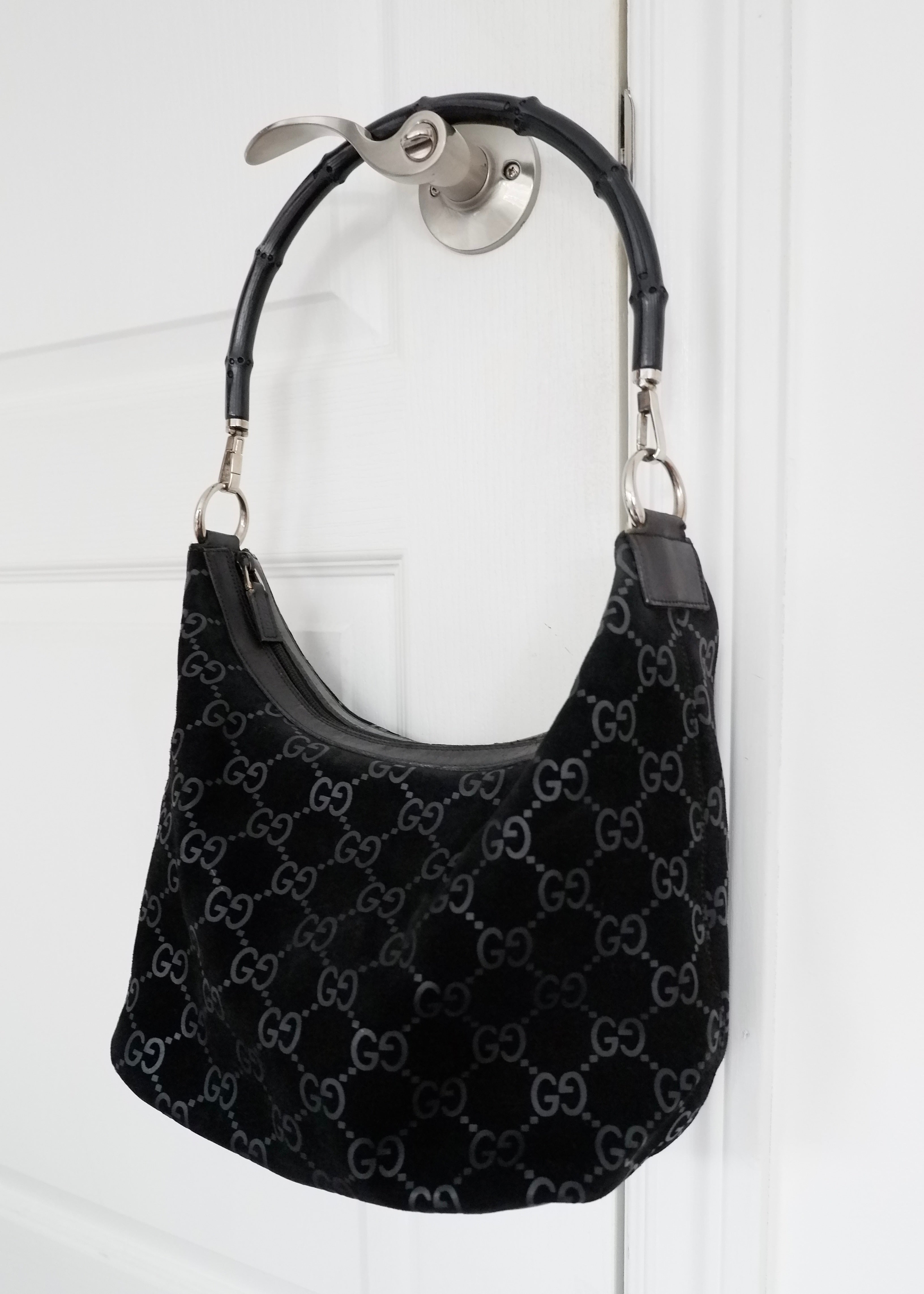 Sac à bandoulière Gucci en daim noir avec poignée en bambou, authentique et d'occasion