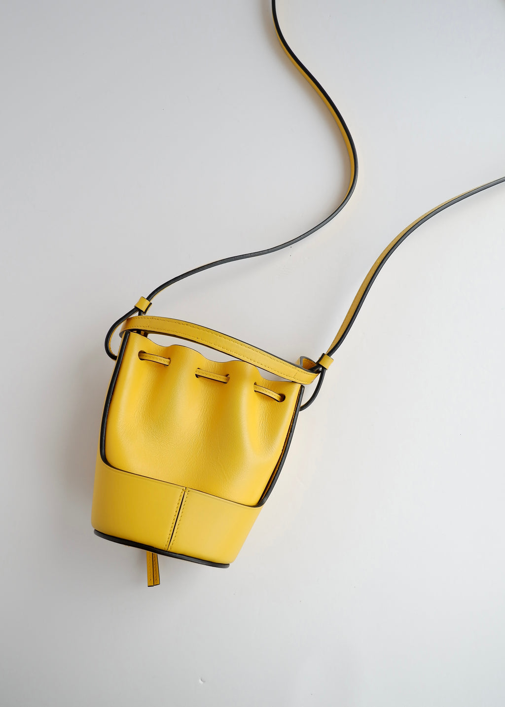 Authentique sac Loewe Balloon Nano en cuir jaune d'occasion