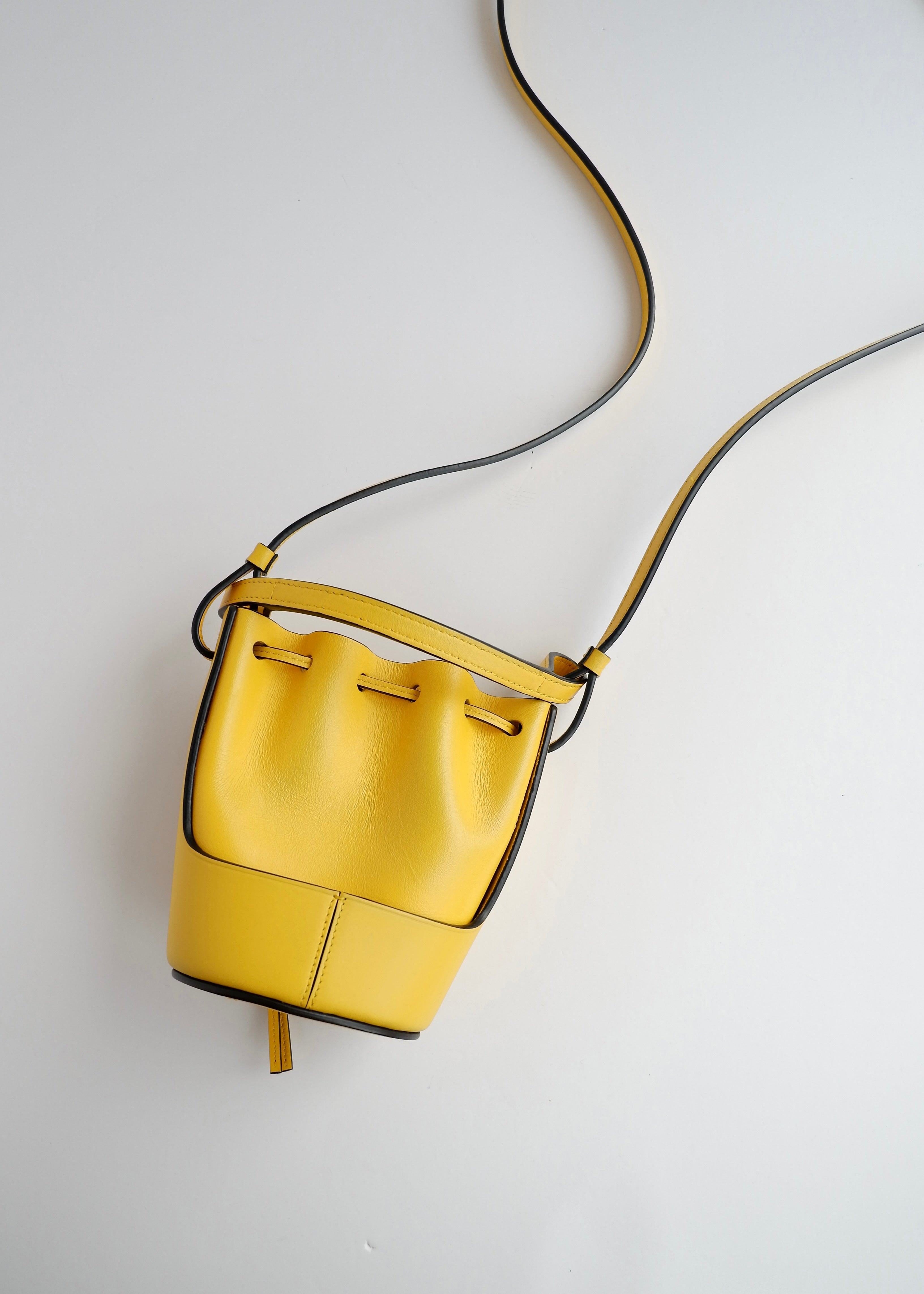Authentique sac Loewe Balloon Nano en cuir jaune d'occasion