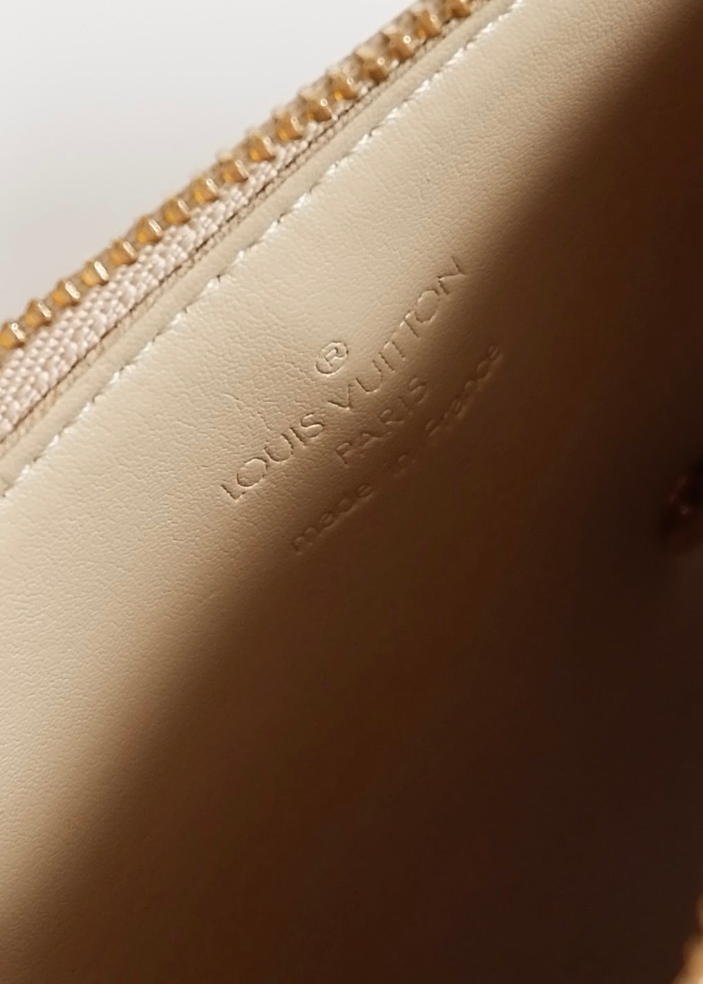 Authentique Pochette Louis Vuitton Lexington en Cuir Verni Beige Floral d'occasion