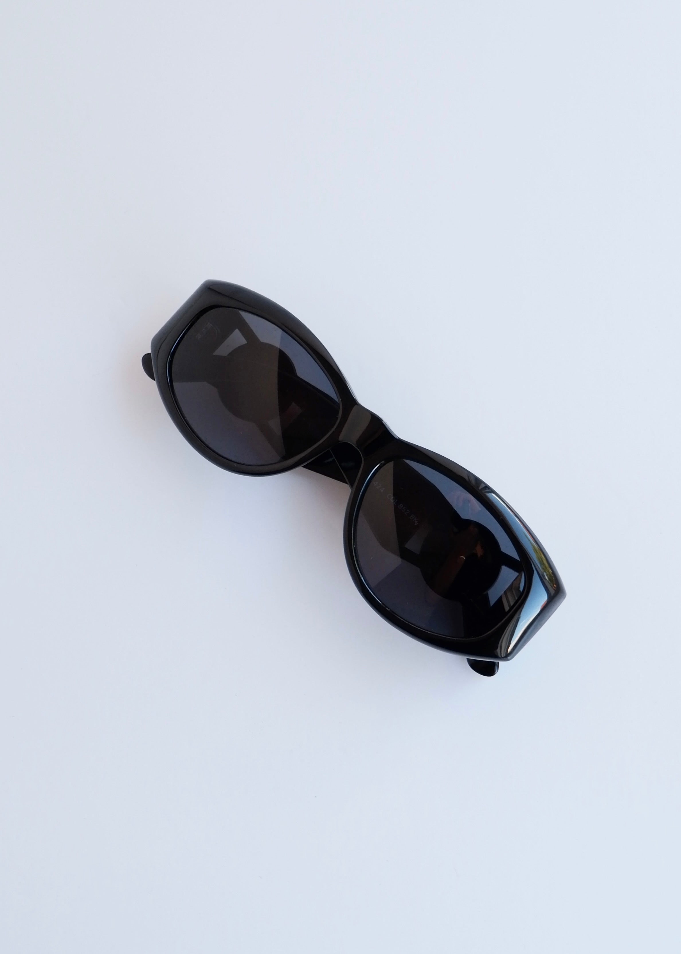 Authentiques lunettes de soleil vintage d'occasion Versace à monture carrée noire avec logo Méduse