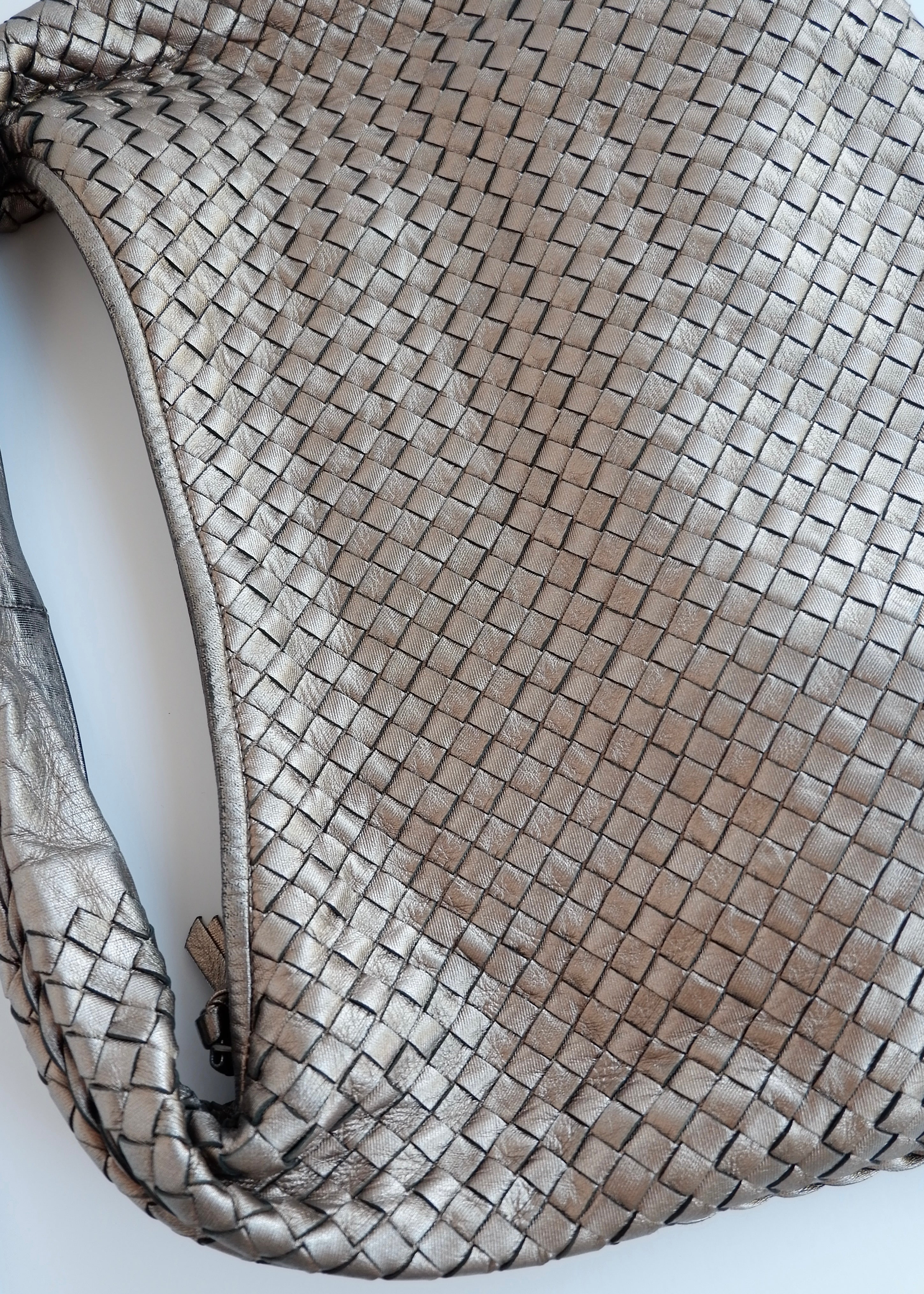 Sac porté épaule hobo Bottega Veneta Intrecciato en cuir bronze métallique d'occasion authentique