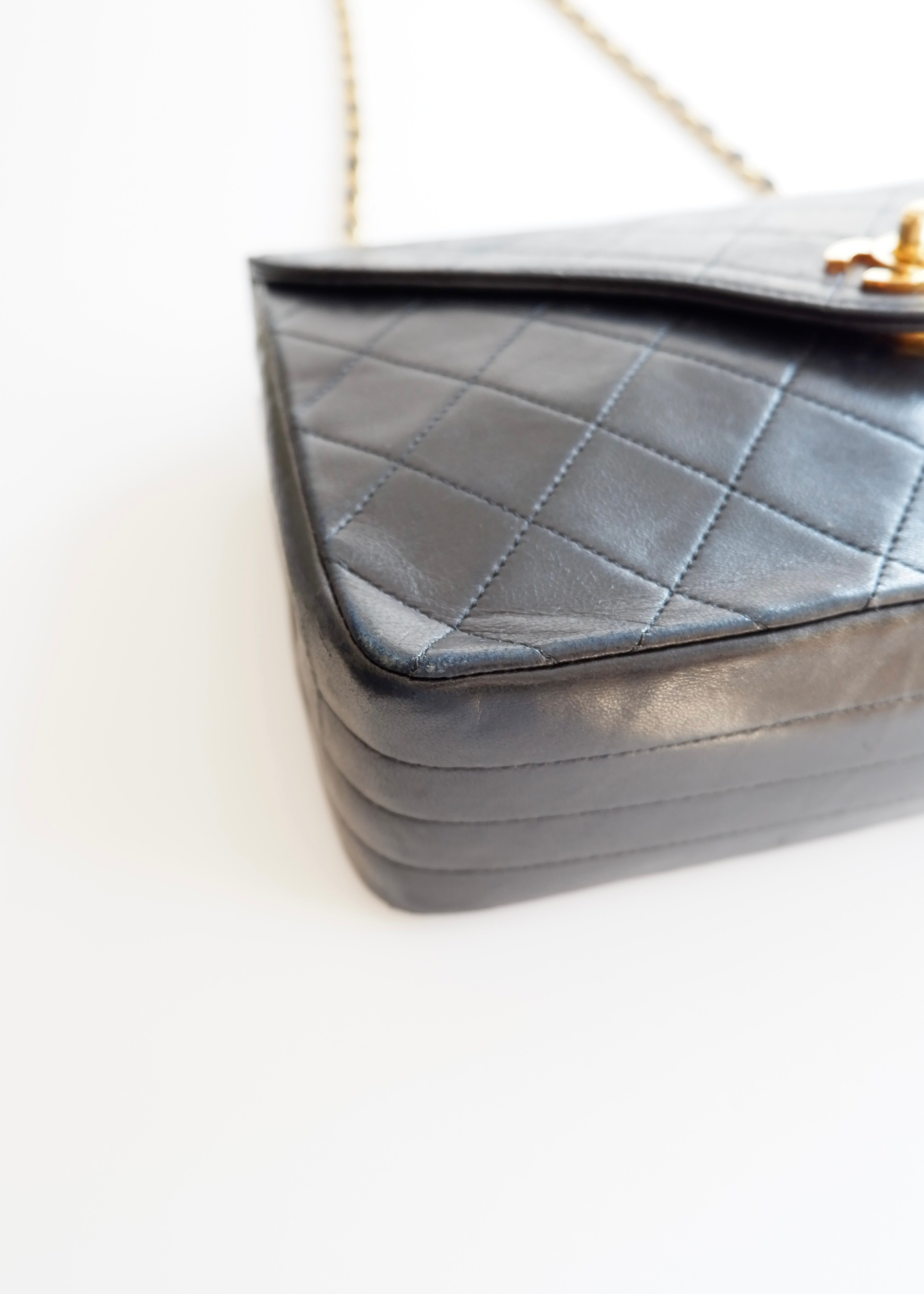 Authentique sac Chanel vintage d'occasion en agneau noir à rabat simple avec quincaillerie dorée