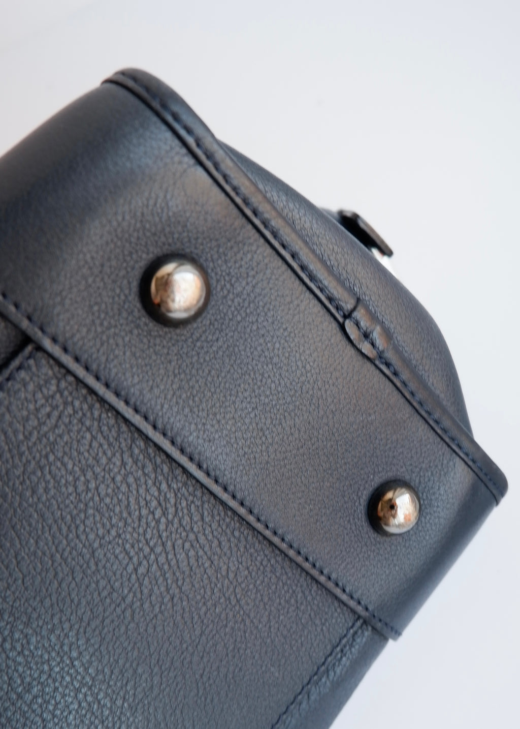 Sac à main Loewe Amazona authentique d'occasion en cuir bleu marine