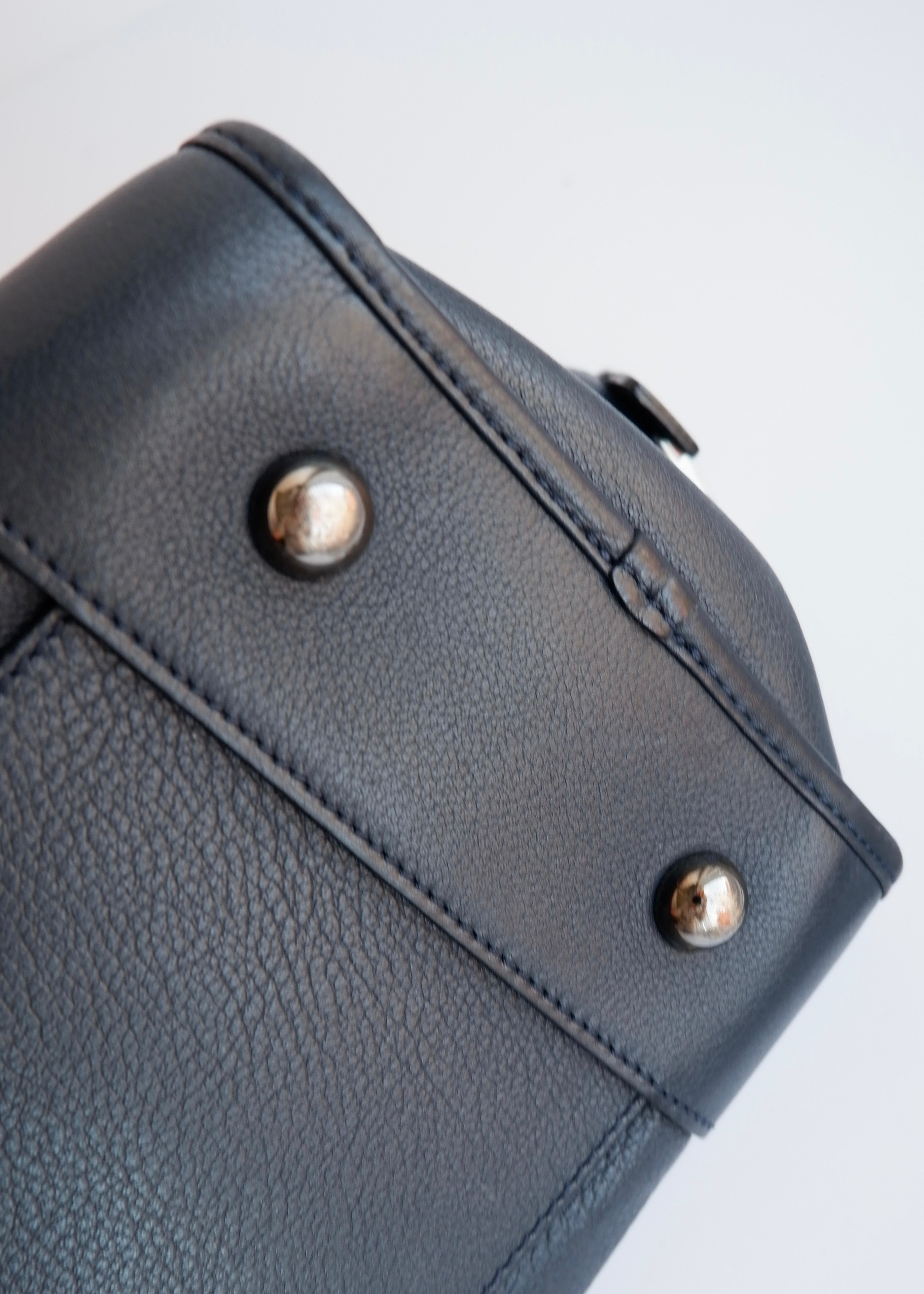 Sac à main Loewe Amazona authentique d'occasion en cuir bleu marine
