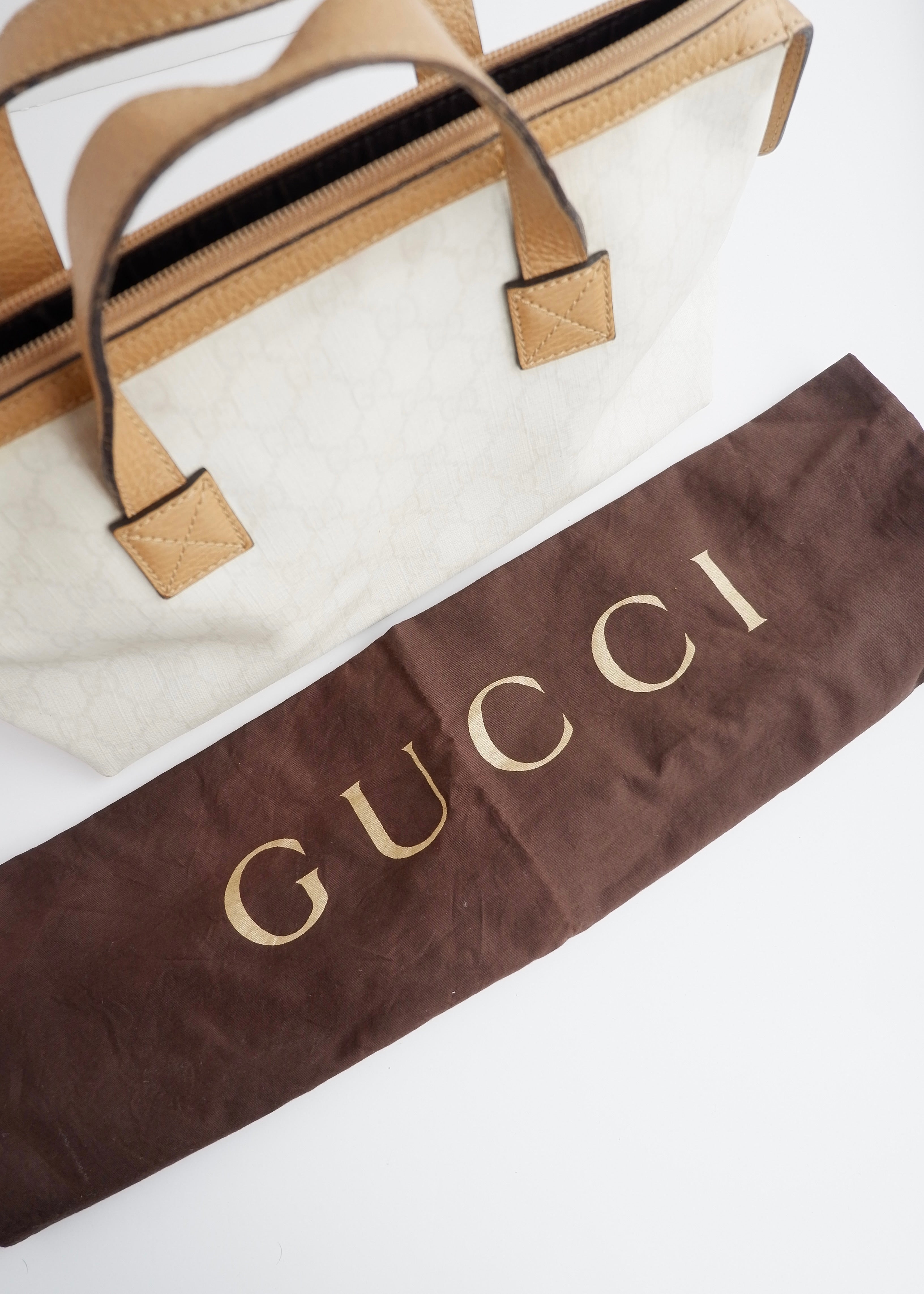 Sac à main Gucci Authentique d'occasion en toile GG blanche, modèle East West