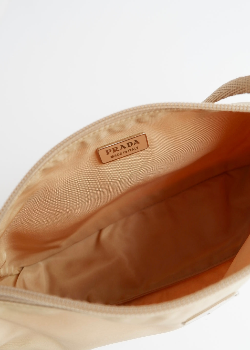 Authentique sac bandoulière Prada en nylon beige d'occasion