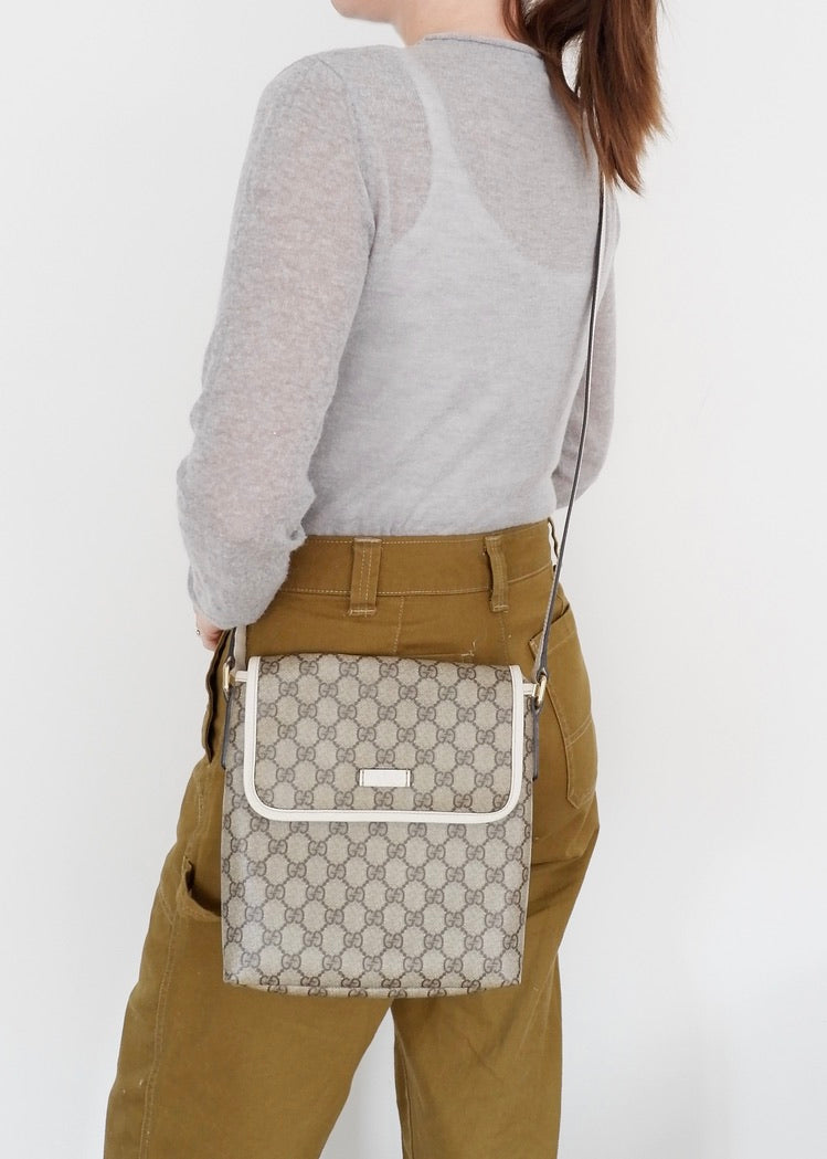 Authentique Sac bandoulière Gucci en toile GG blanche d'occasion