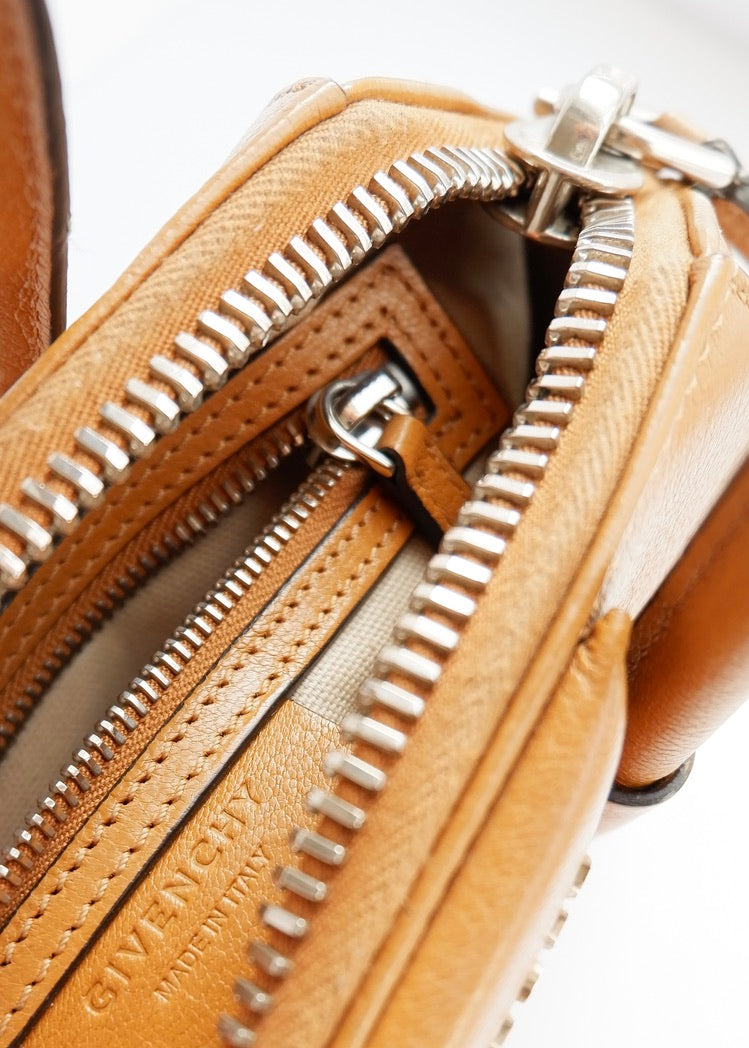 Authentique sac bandoulière Givenchy Antigona petit modèle en cuir couleur camel, d'occasion