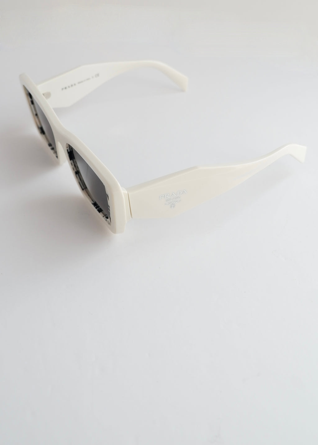 Authentiques lunettes de soleil œil-de-chat Prada blanches d'occasion