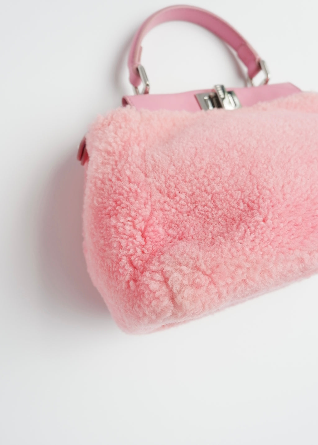 Authentique sac Fendi Peekaboo petit modèle en shearling rose et cuir, d'occasion