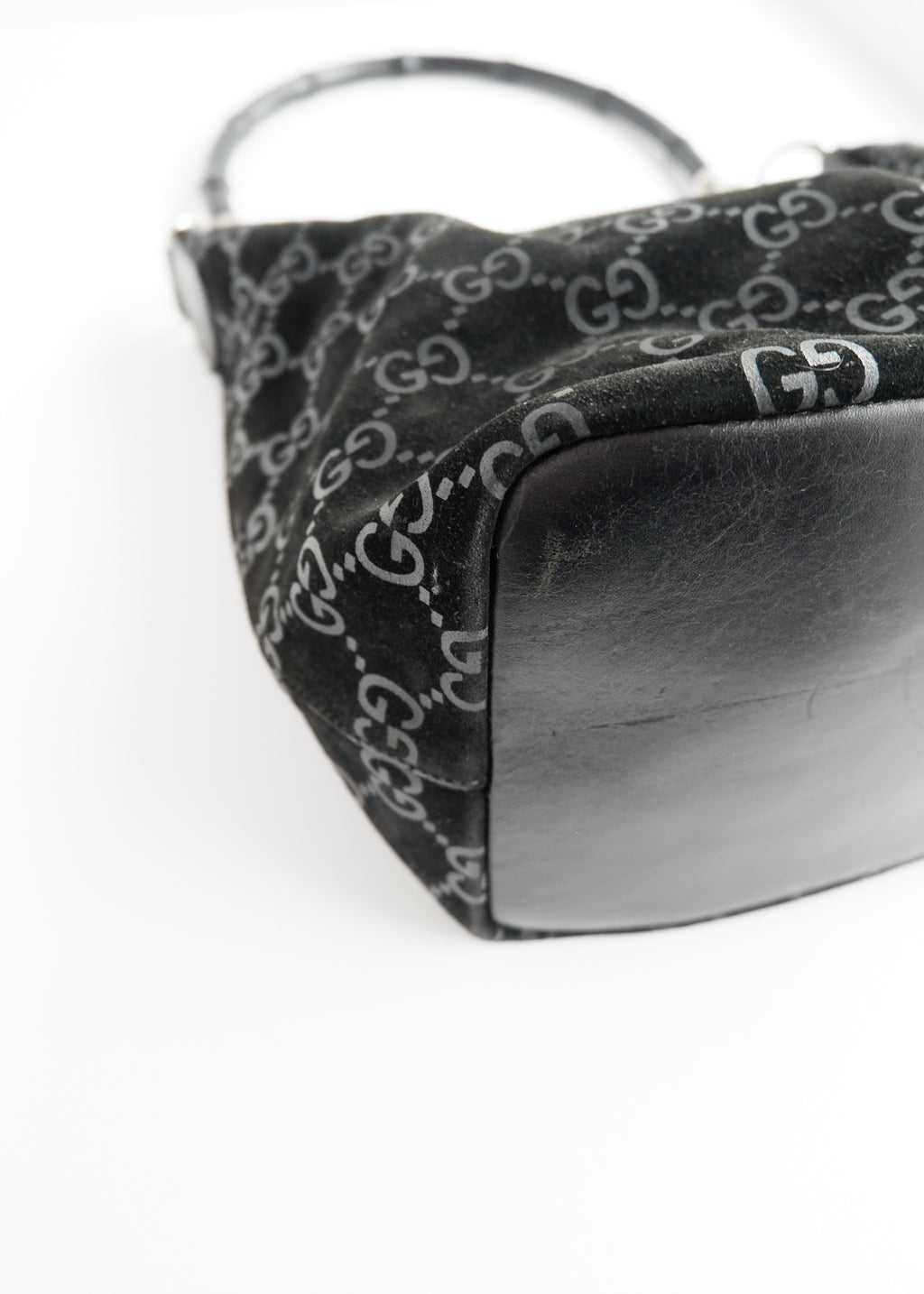 Sac à bandoulière Gucci en daim noir avec poignée en bambou, authentique et d'occasion