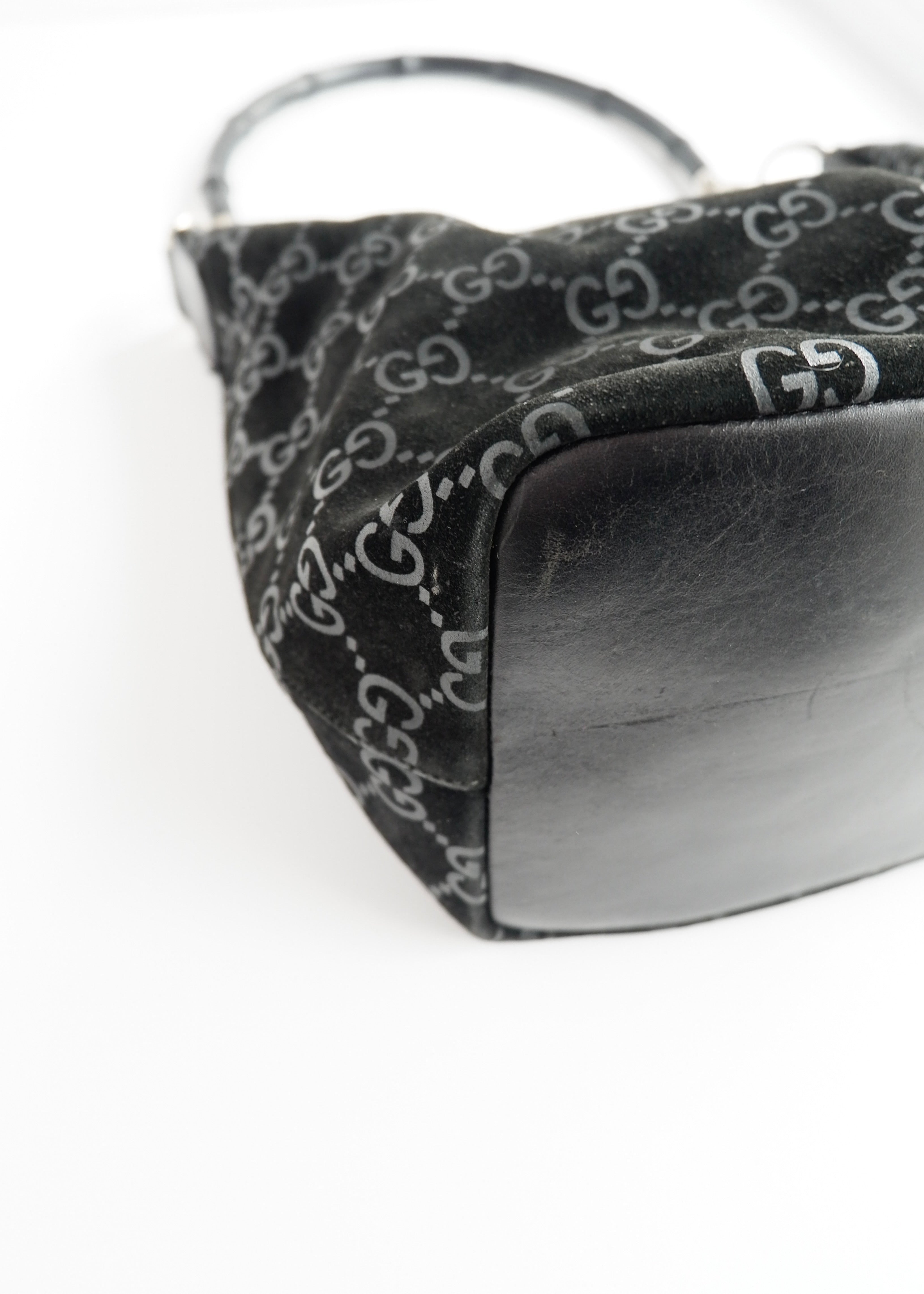 Sac à bandoulière Gucci en daim noir avec poignée en bambou, authentique et d'occasion