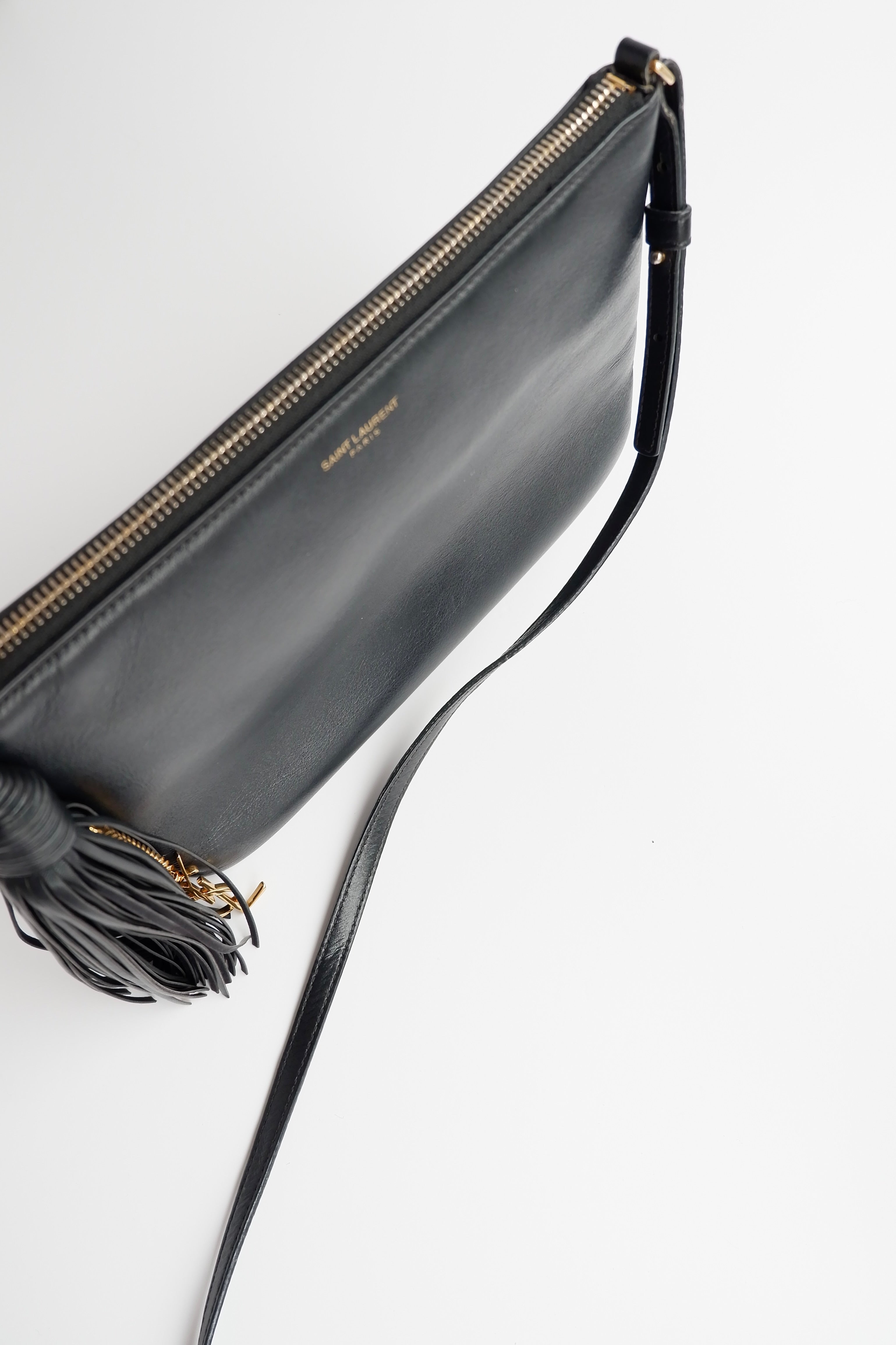 Authentique Sac bandoulière Saint Laurent YSL Monogramme Adolescent en cuir noir d'occasion