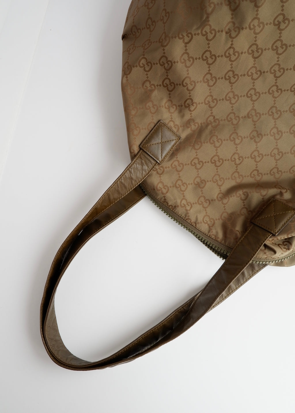 Authentique Sac de Voyage Extra Large Gucci en Nylon Vert Olive Léger Imprimé GG d'occasion