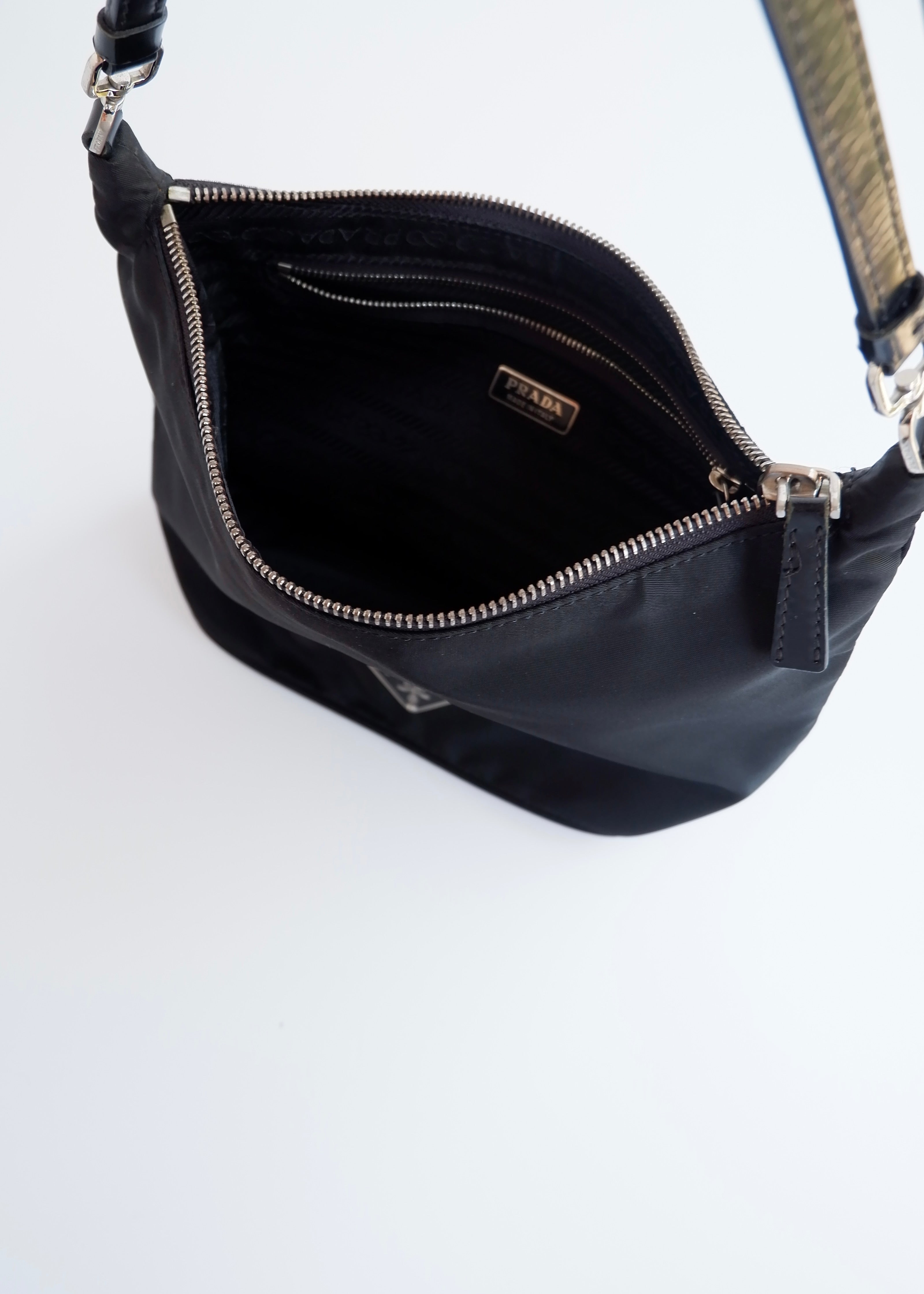 Sac à bandoulière micro Prada noir en nylon d'occasion authentique avec pochette