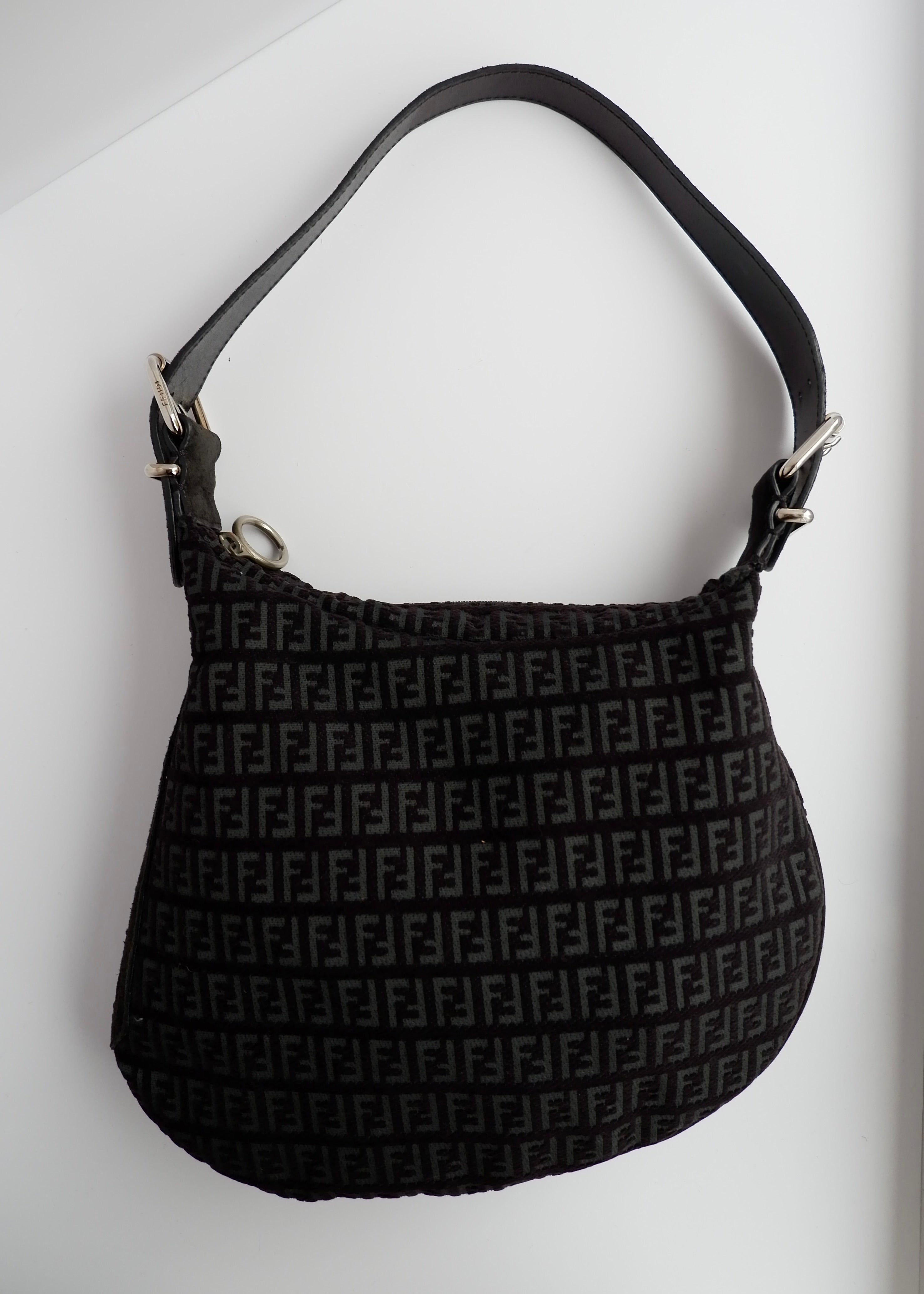 Authentique sac à bandoulière Fendi en daim noir Zucchino Oyster d'occasion