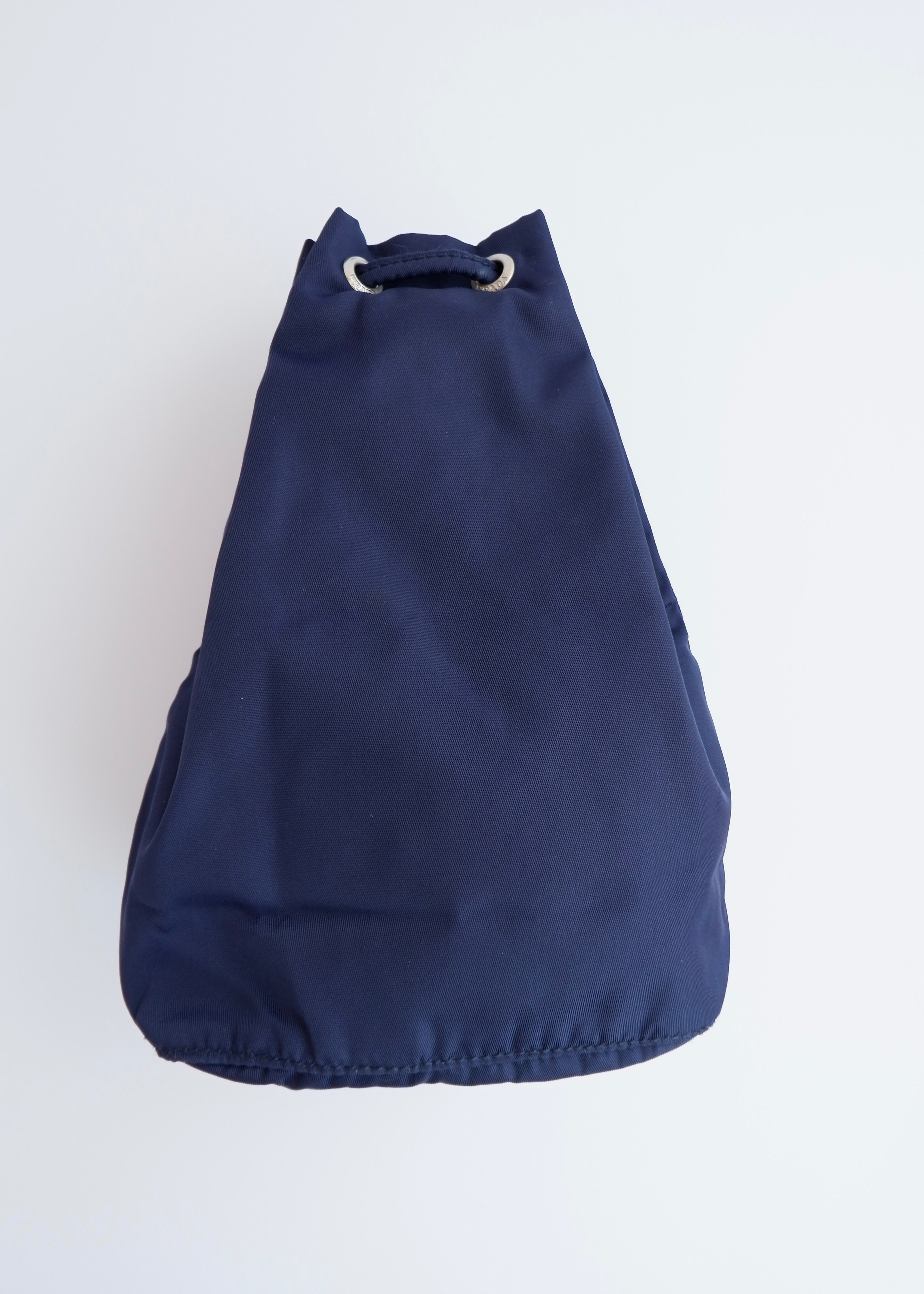 Pochette authentique d'occasion Prada en nylon bleu marine avec cordon de serrage