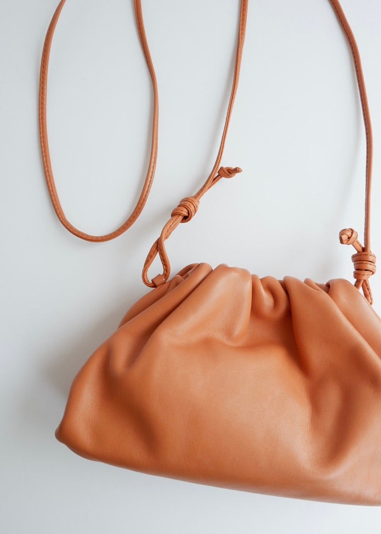 Authentique sac bandoulière Bottega Veneta Mini Pouch en cuir marron d'occasion