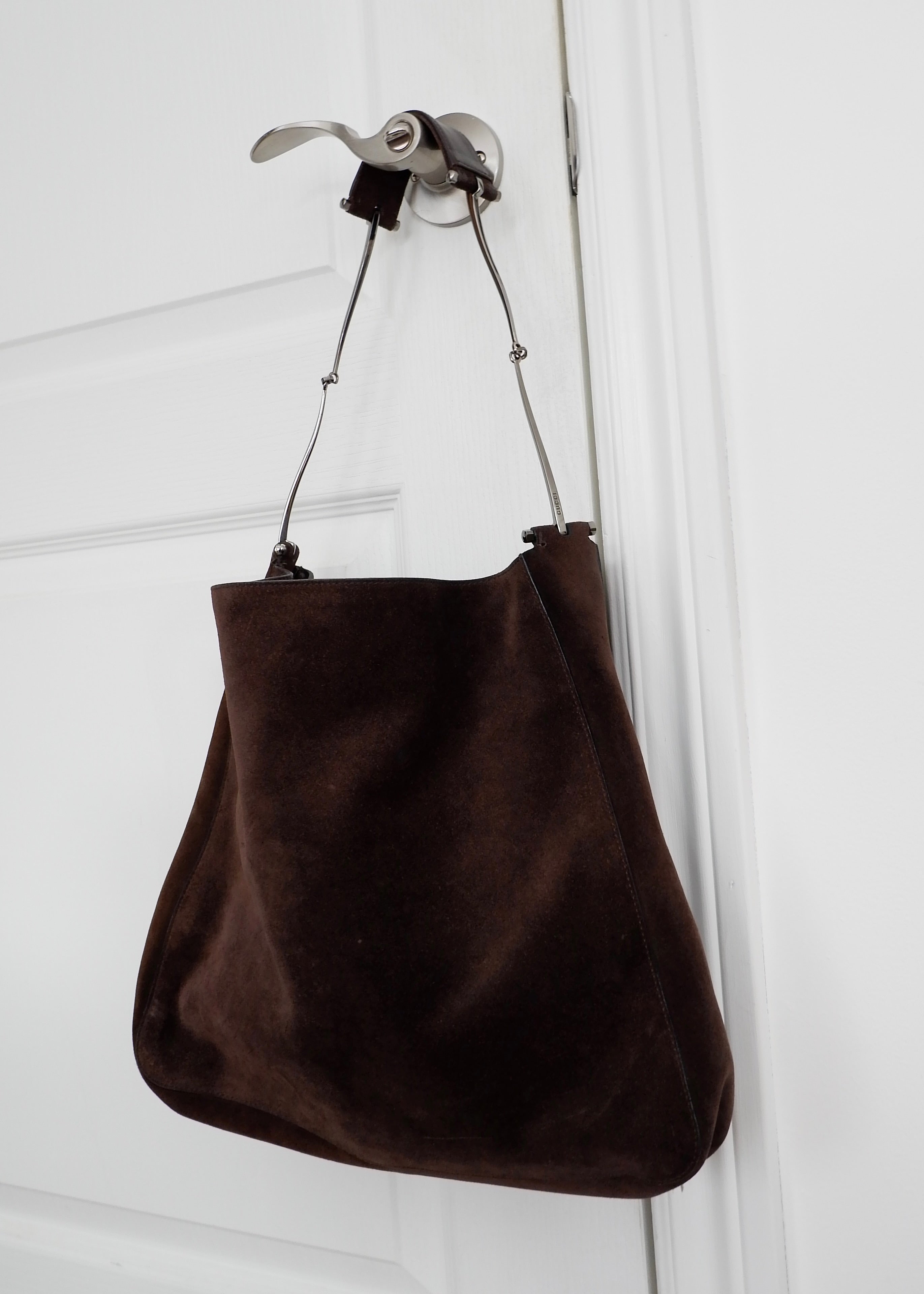 Sac à bandoulière Gucci d'occasion authentique en daim marron avec pochette