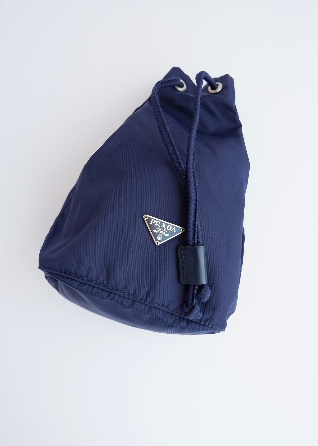 Pochette authentique d'occasion Prada en nylon bleu marine avec cordon de serrage