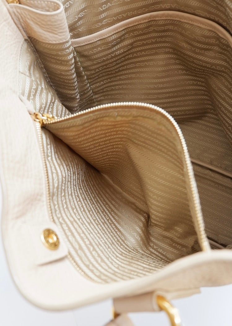 Sac cabas Prada en cuir beige, authentique et d'occasion