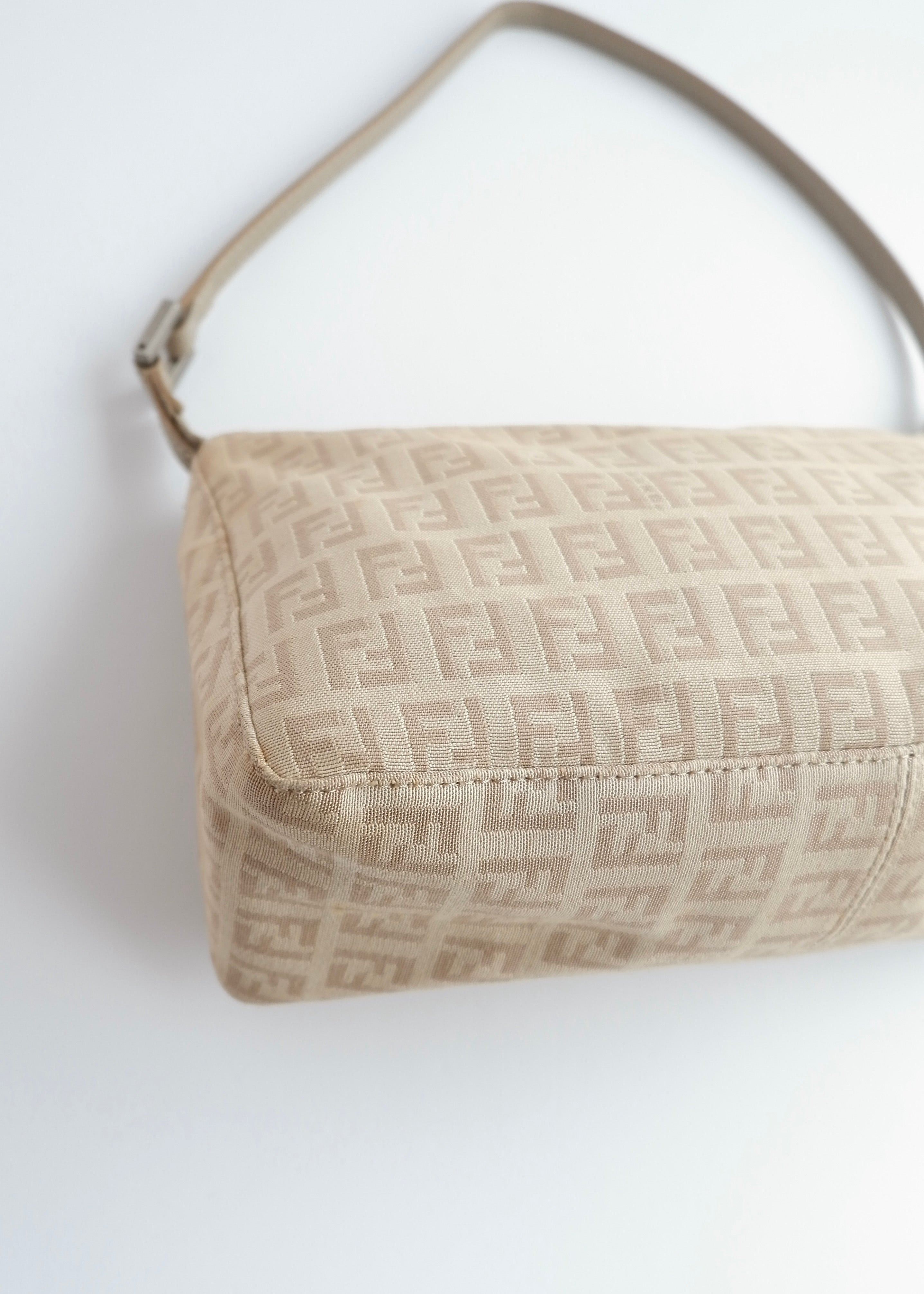 Authentique sac porté épaule Fendi Zucchino Pochette beige d'occasion