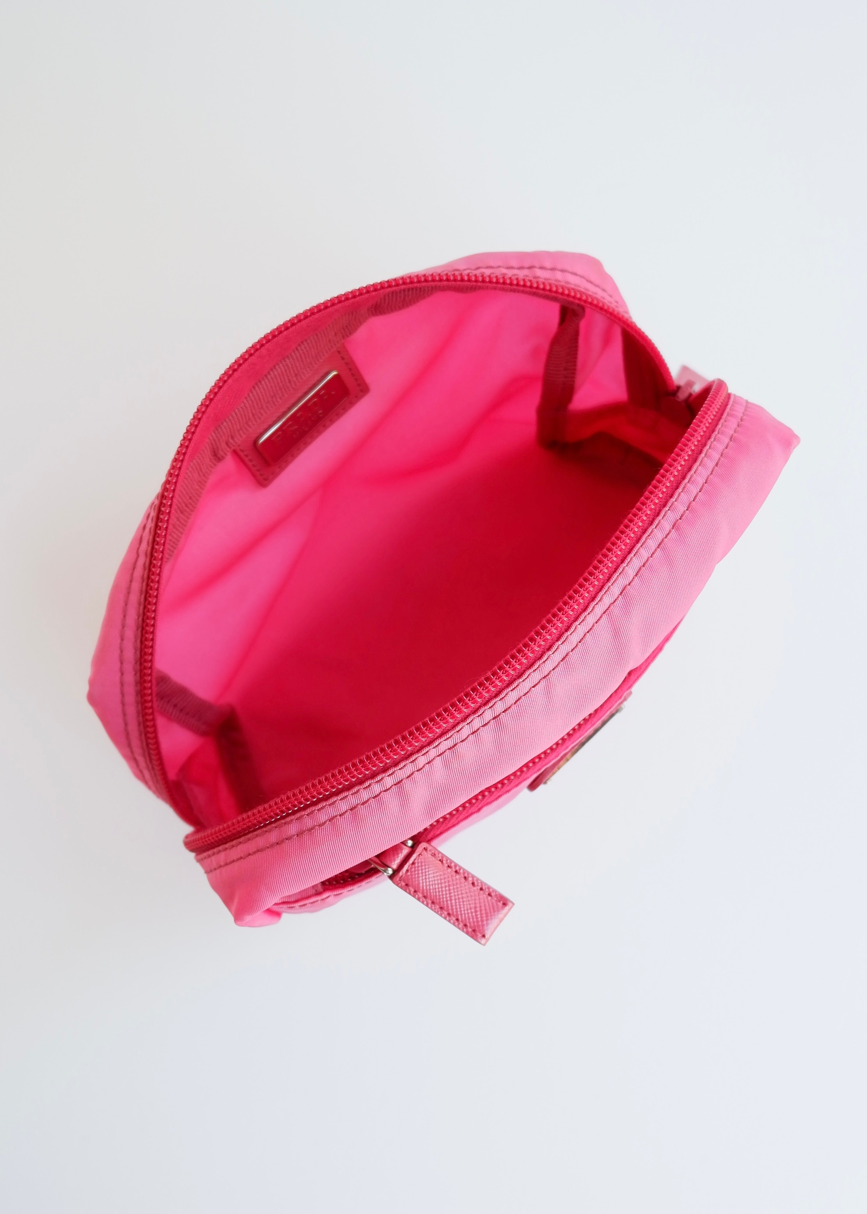 Pochette Prada authentique d'occasion en nylon rose