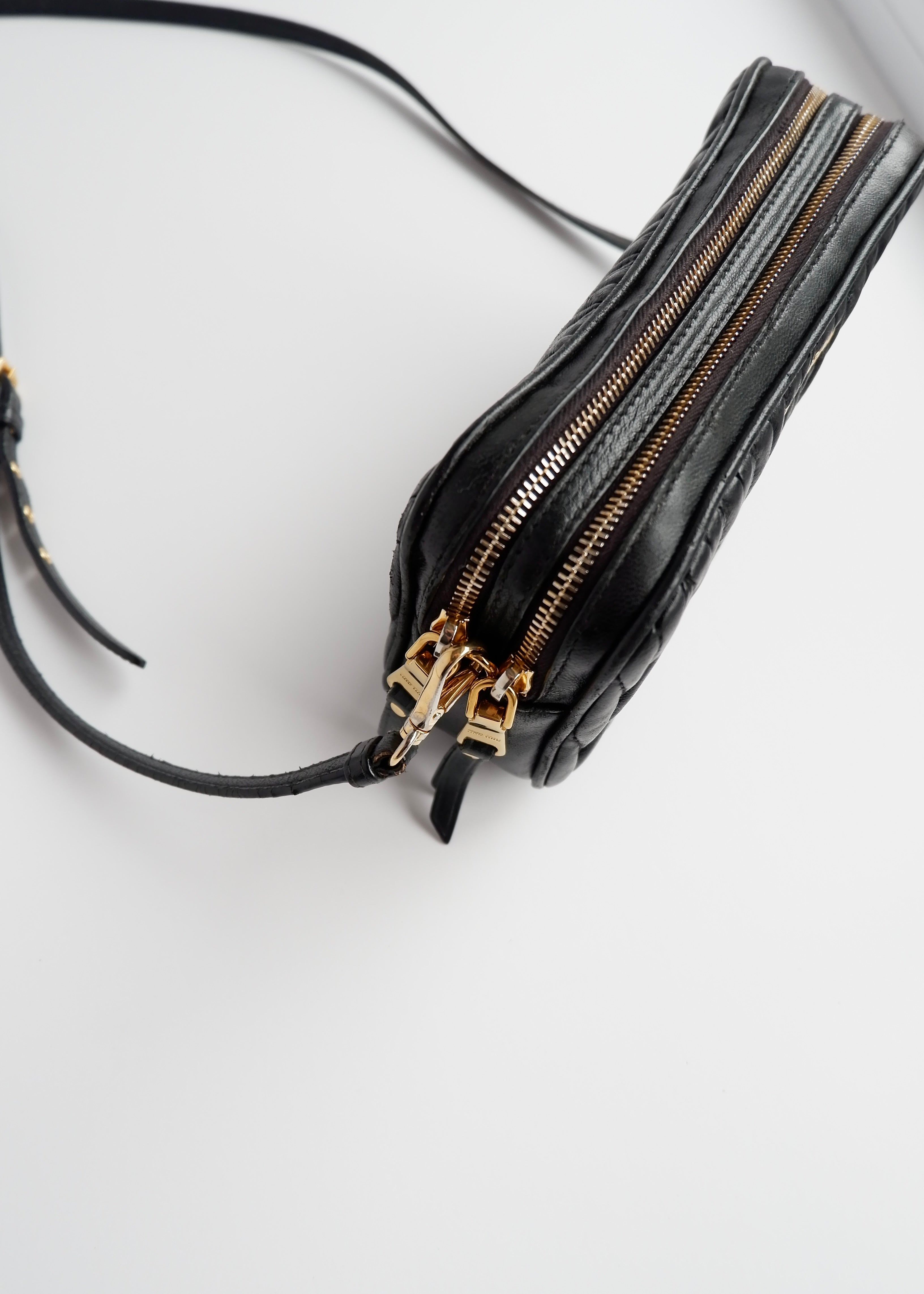 Sac bandoulière Miu Miu en cuir noir authentique d'occasion