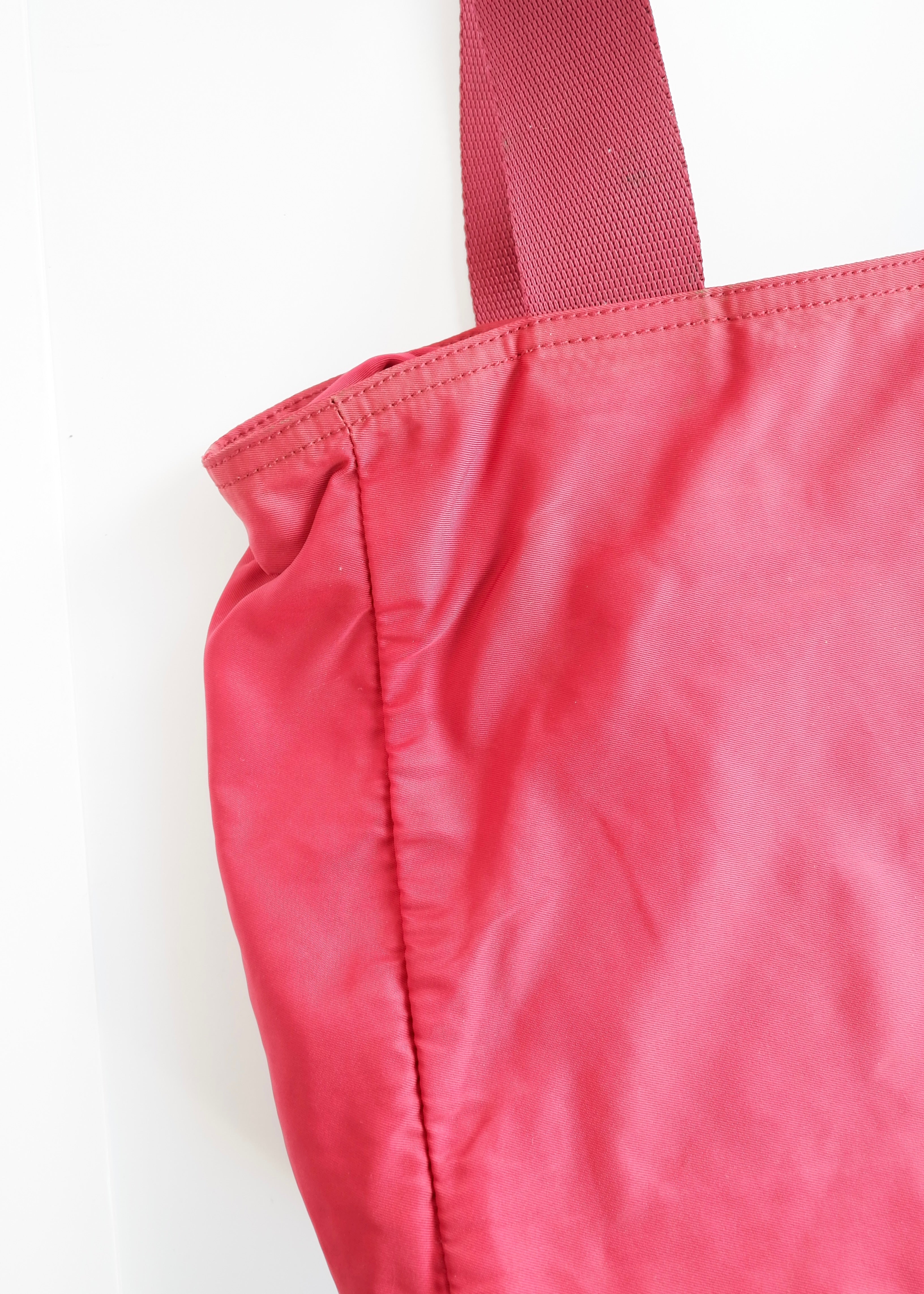 Sac fourre-tout Prada authentique d'occasion en nylon rouge