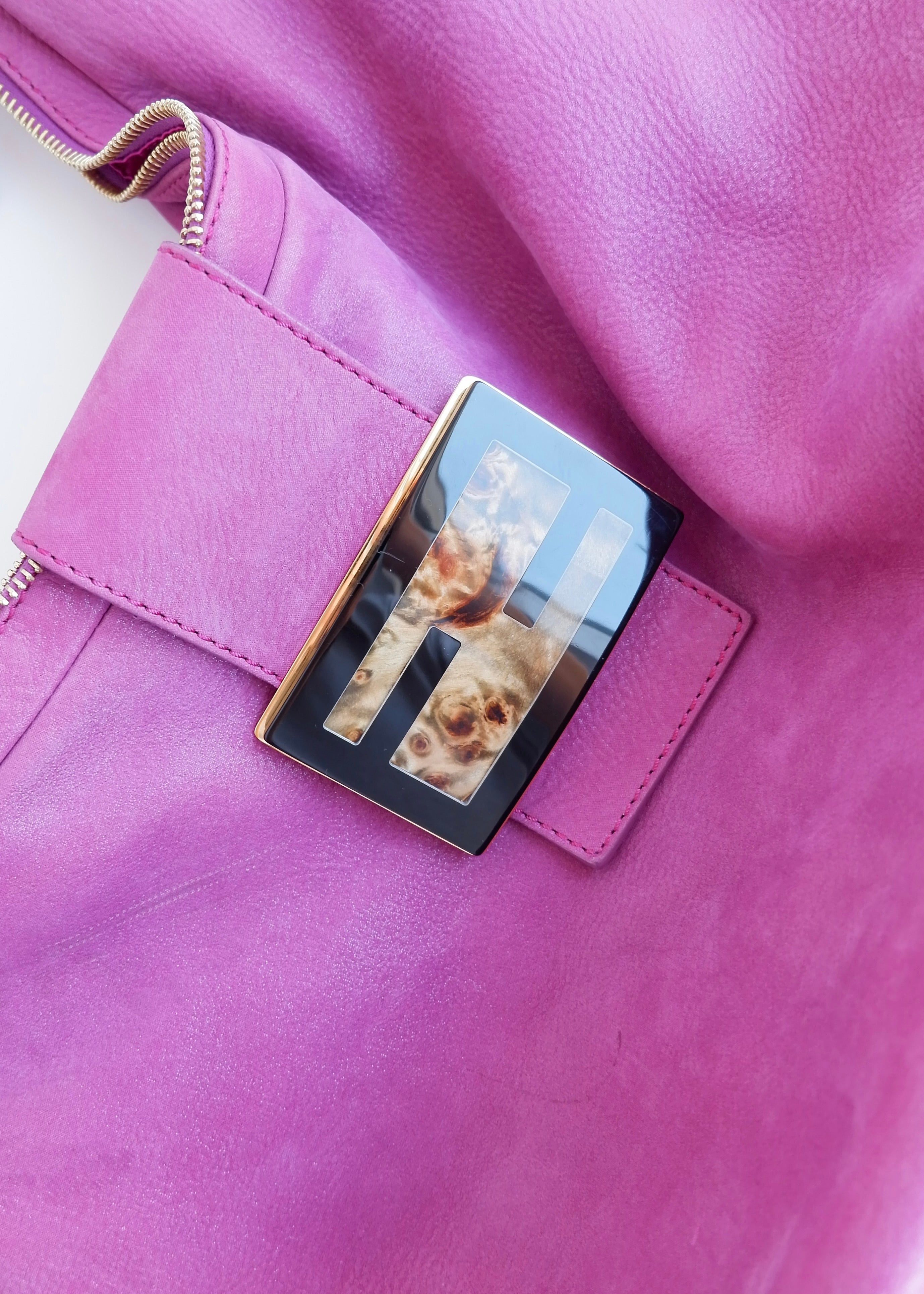 Authentique sac porté épaule Fendi hobo en daim magenta d'occasion