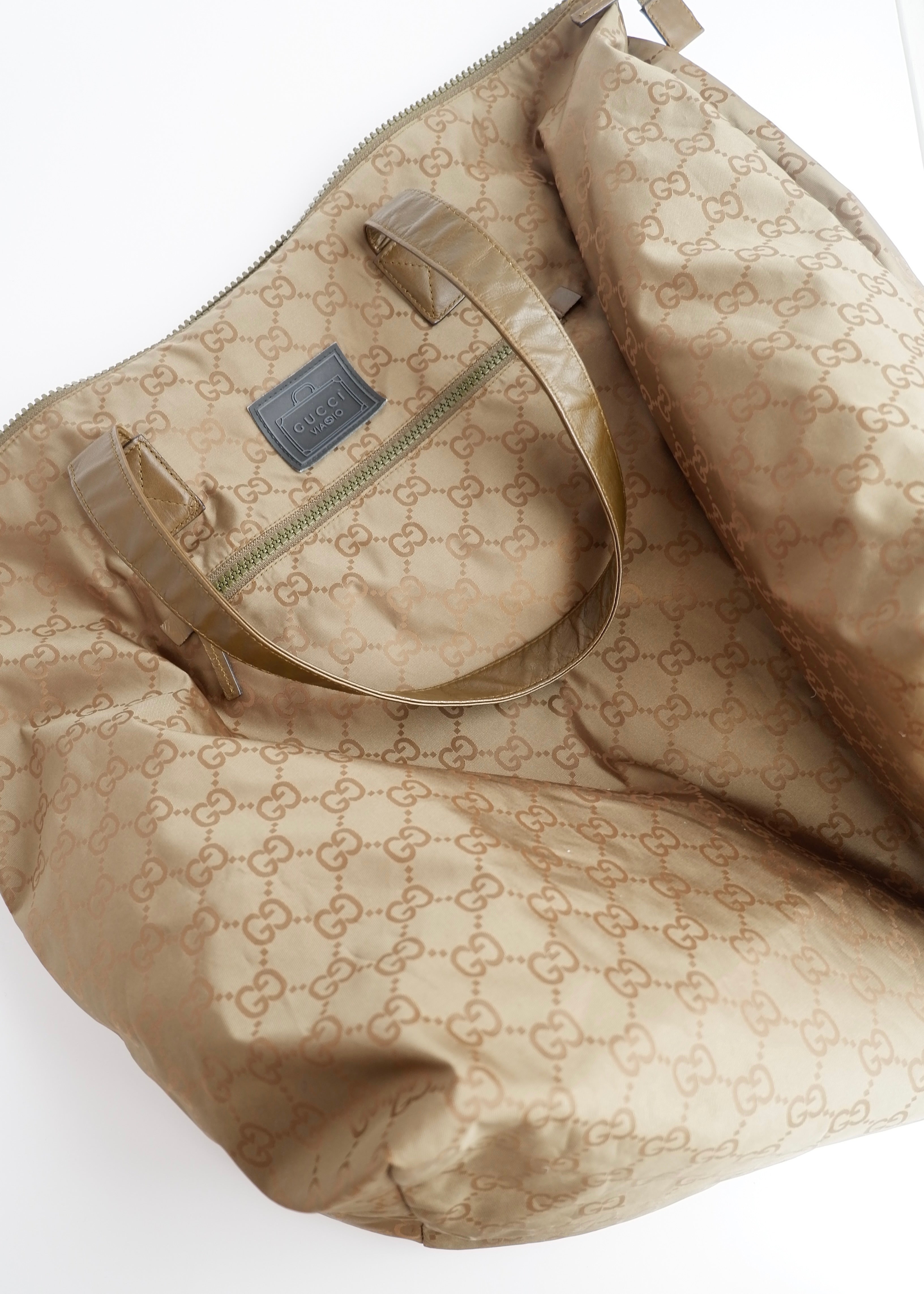 Authentique Sac de Voyage Extra Large Gucci en Nylon Vert Olive Léger Imprimé GG d'occasion