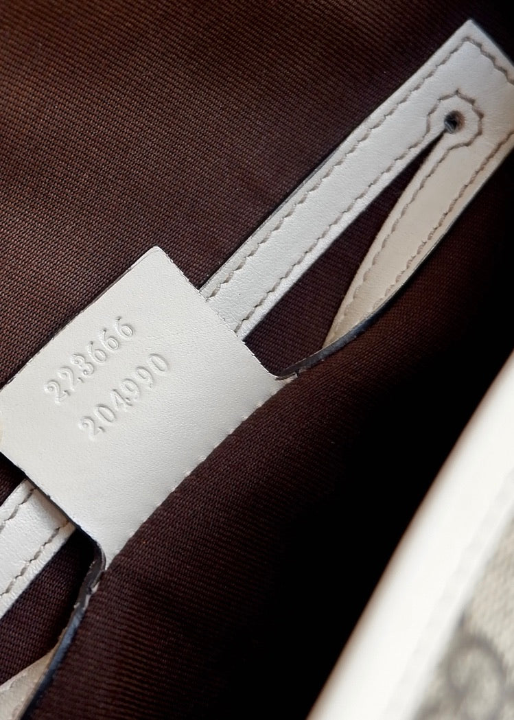 Authentique Sac bandoulière Gucci en toile GG blanche d'occasion