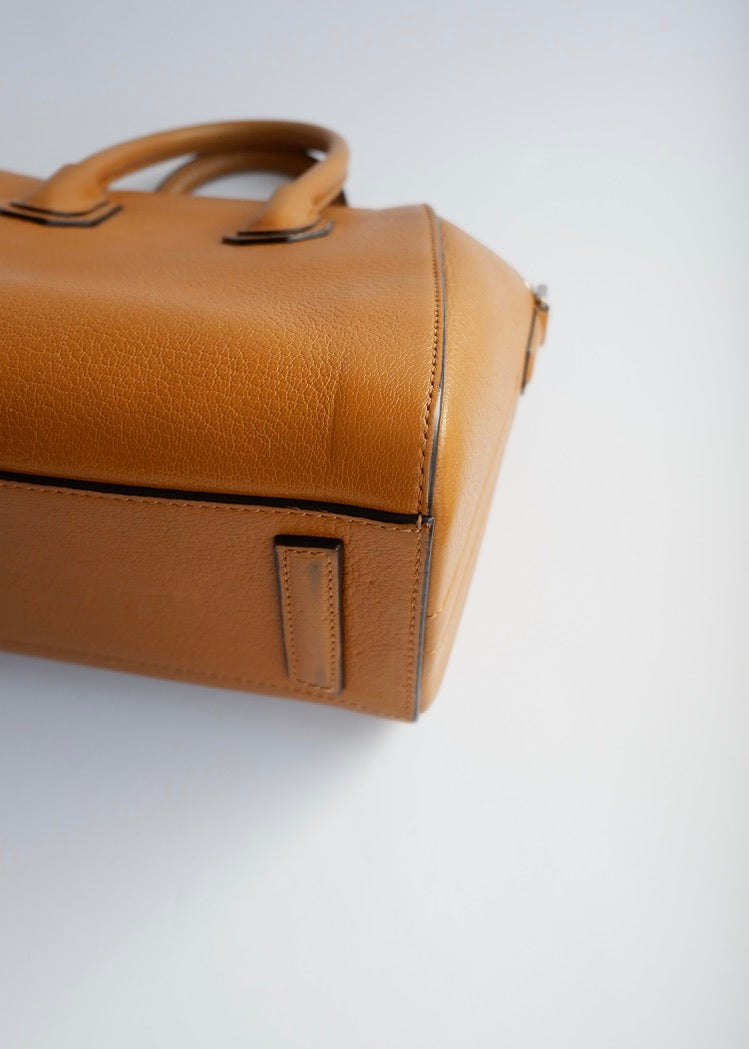 Authentique sac bandoulière Givenchy Antigona petit modèle en cuir couleur camel, d'occasion