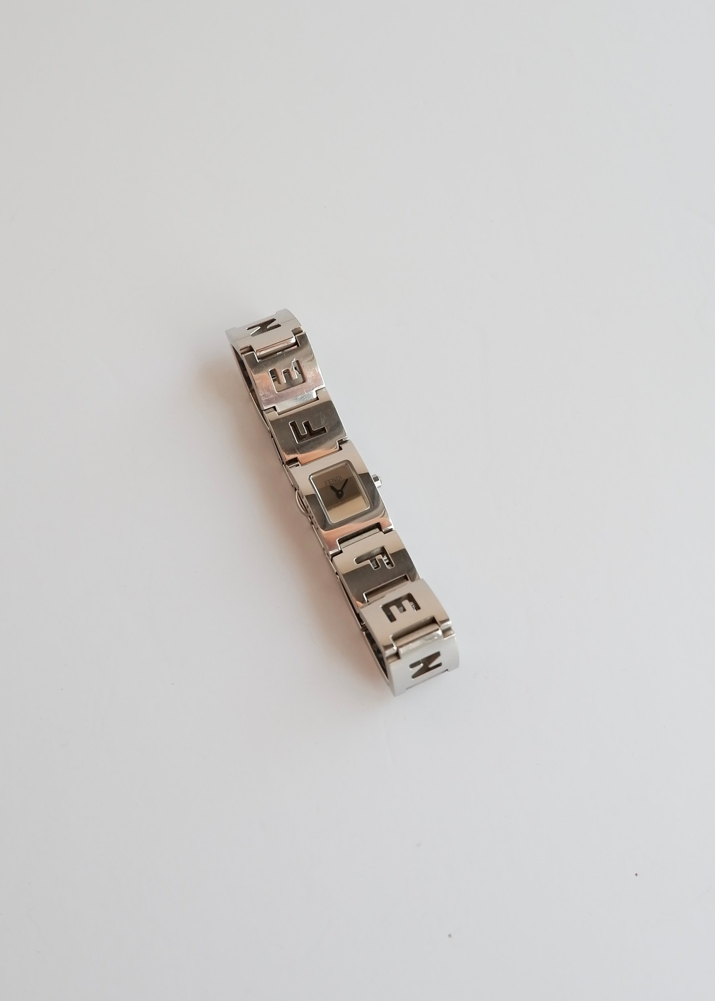 Preowned Fend Silver Stainless Steel FENDI Logo Watch