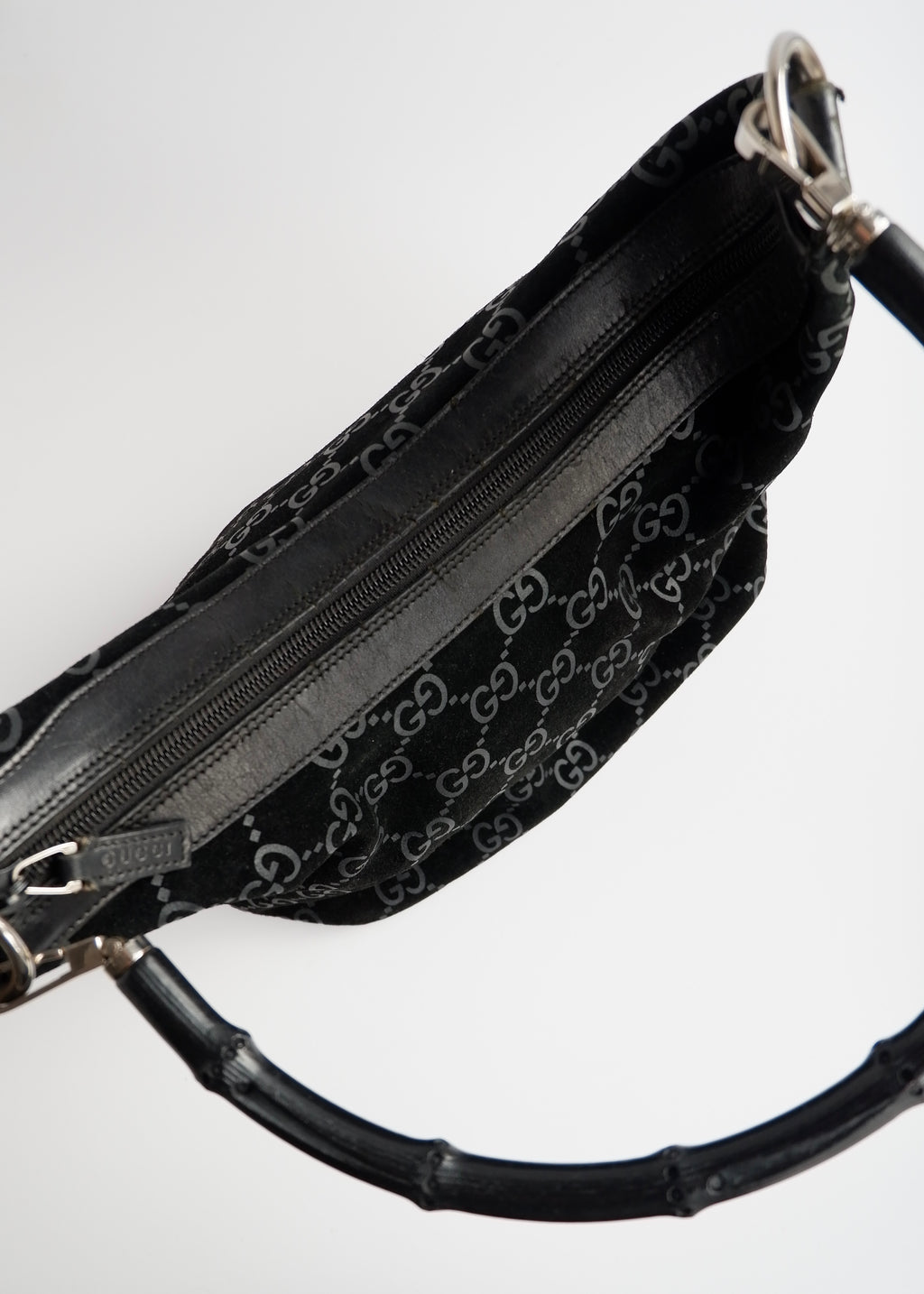 Sac à bandoulière Gucci en daim noir avec poignée en bambou, authentique et d'occasion