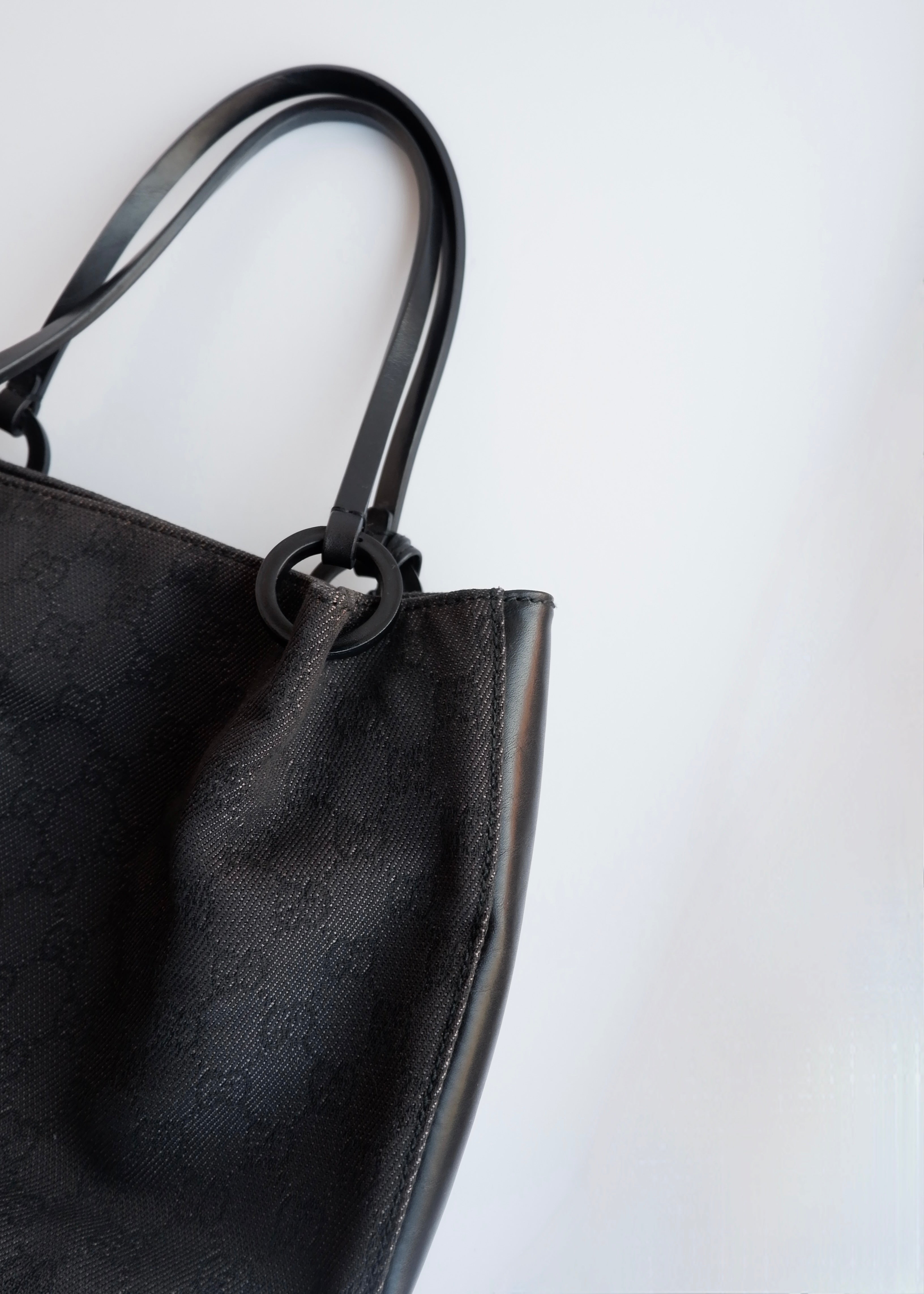 Authentique sac bandoulière Gucci d'occasion en toile GG en jean/cuir noir