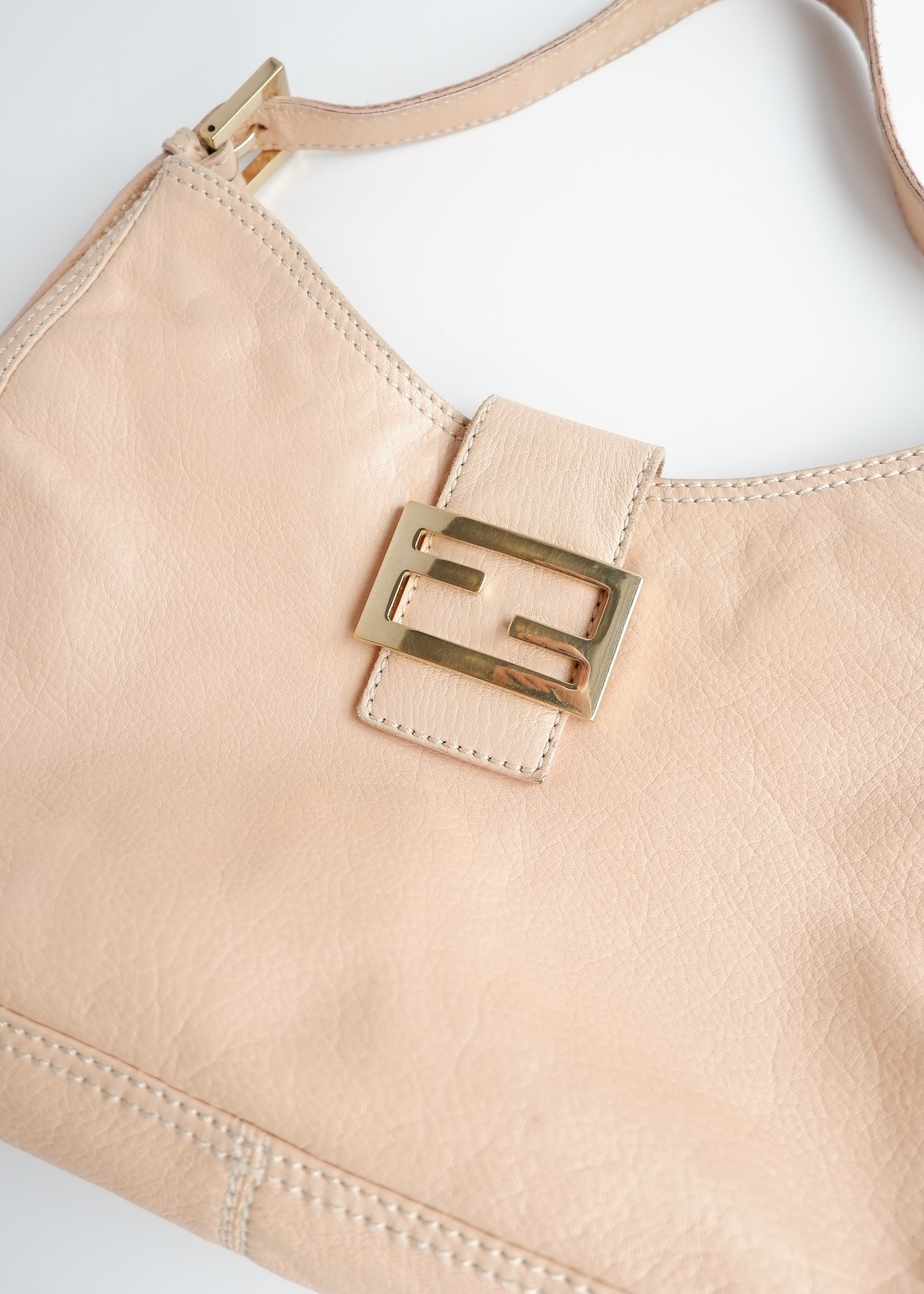 Sac à bandoulière Fendi d'occasion en cuir rose clair authentique