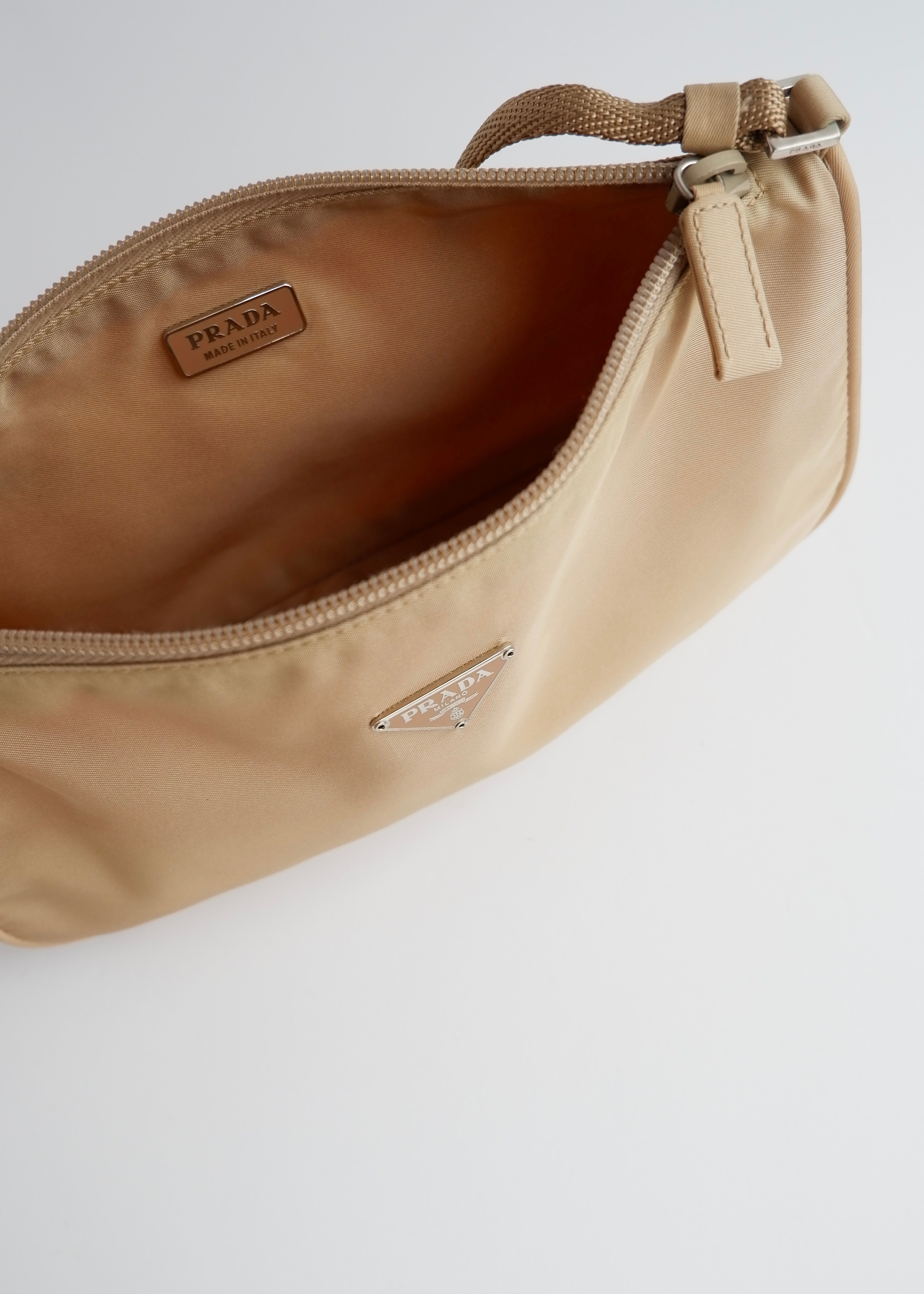 Authentique sac bandoulière Prada en nylon beige d'occasion