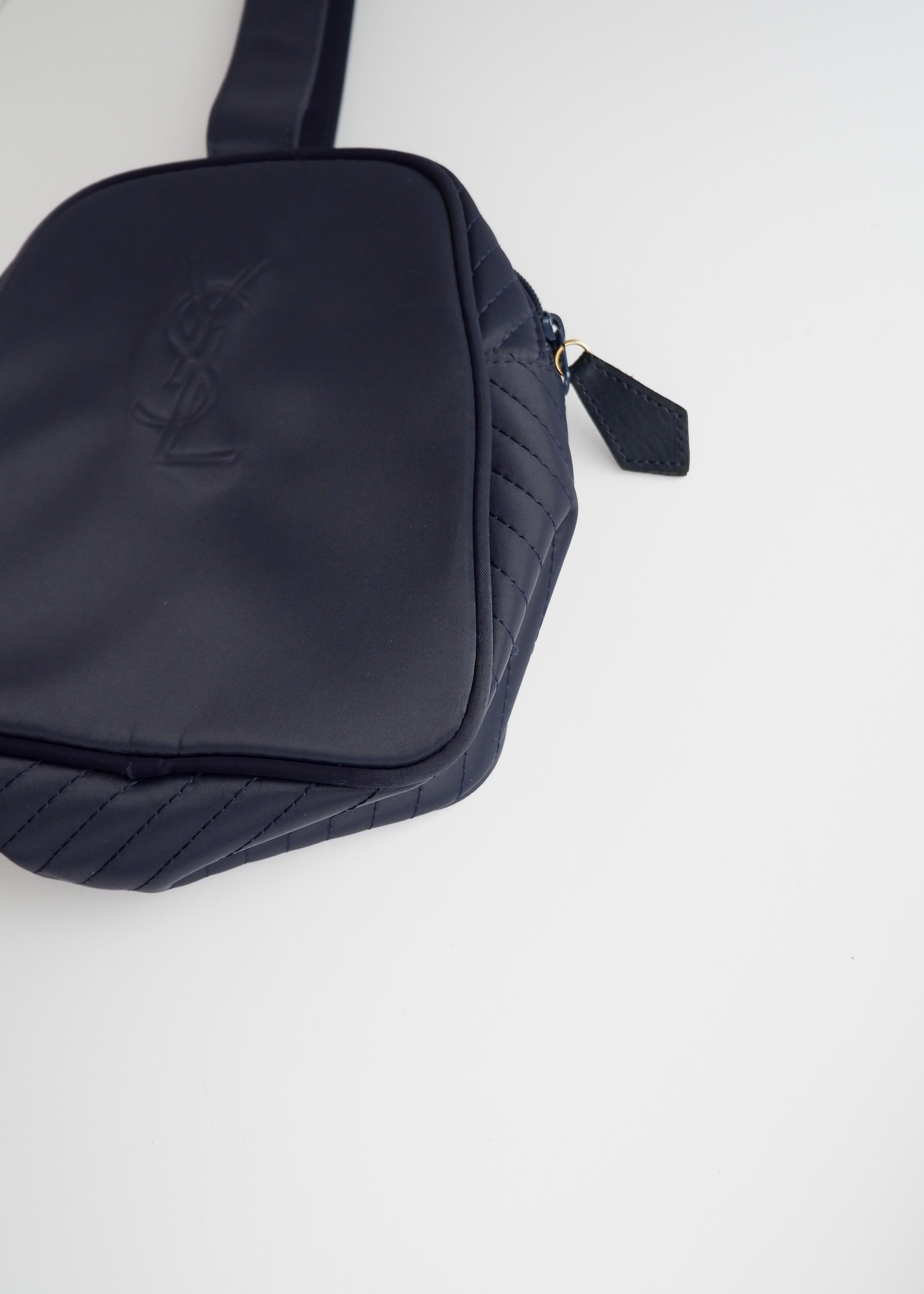 Pochette de poignet vintage YSL authentique en nylon bleu marine d'occasion